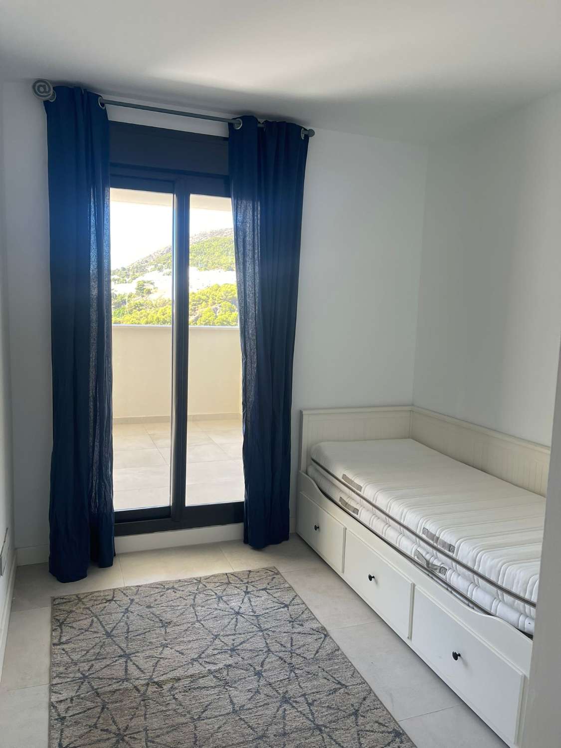 SE ALQUILA POR LARGA TEMPORADA BONITO APARTAMENTO CON VISTAS AL MAR EN ZONA MONTEALTO (BENALMADENA)