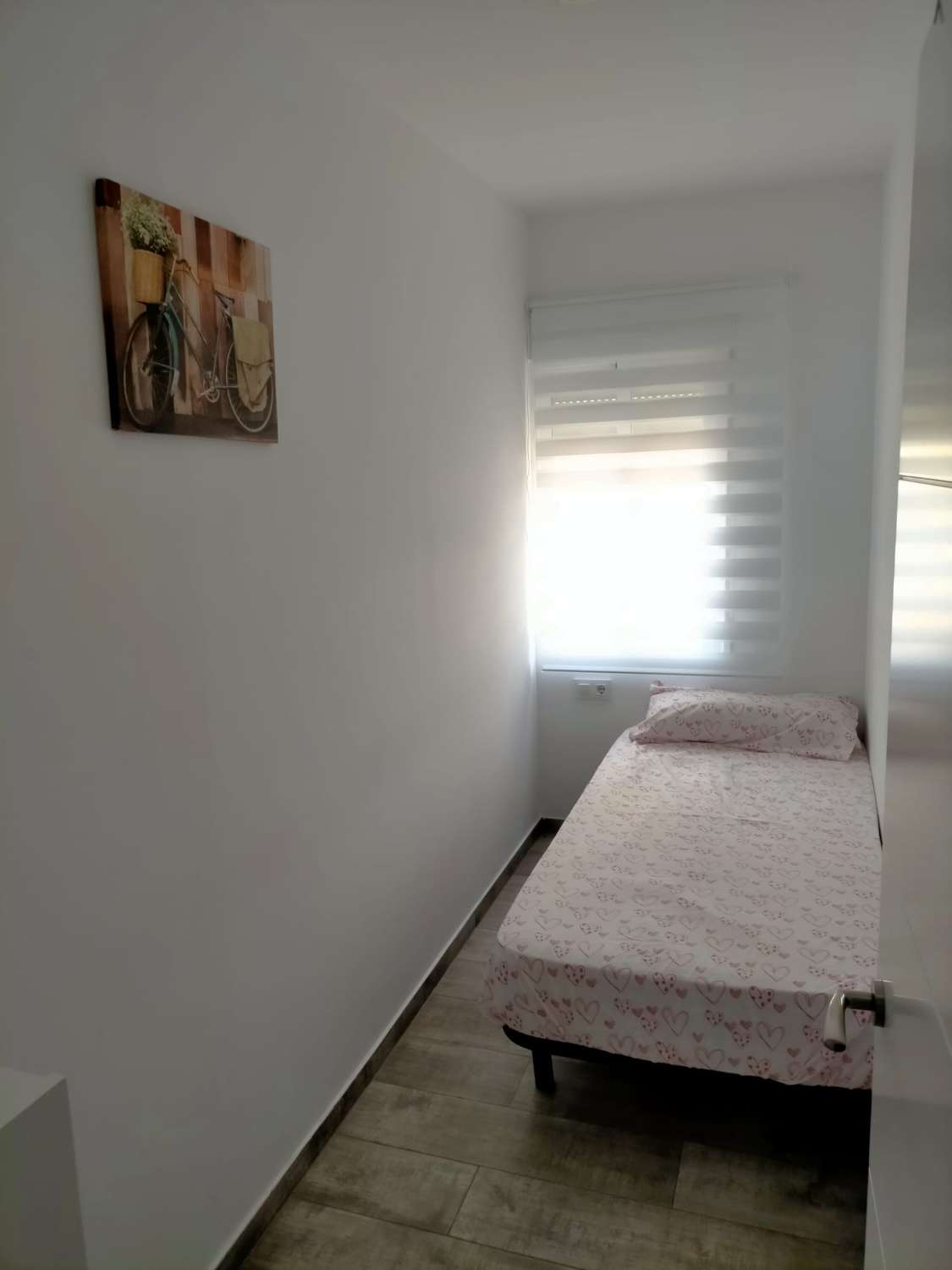 SE ALQUILA DESDE AHORA -31.5.26 BONITO APARTAMENTO EN LA CARIHUELA (TORREMOLINOS)