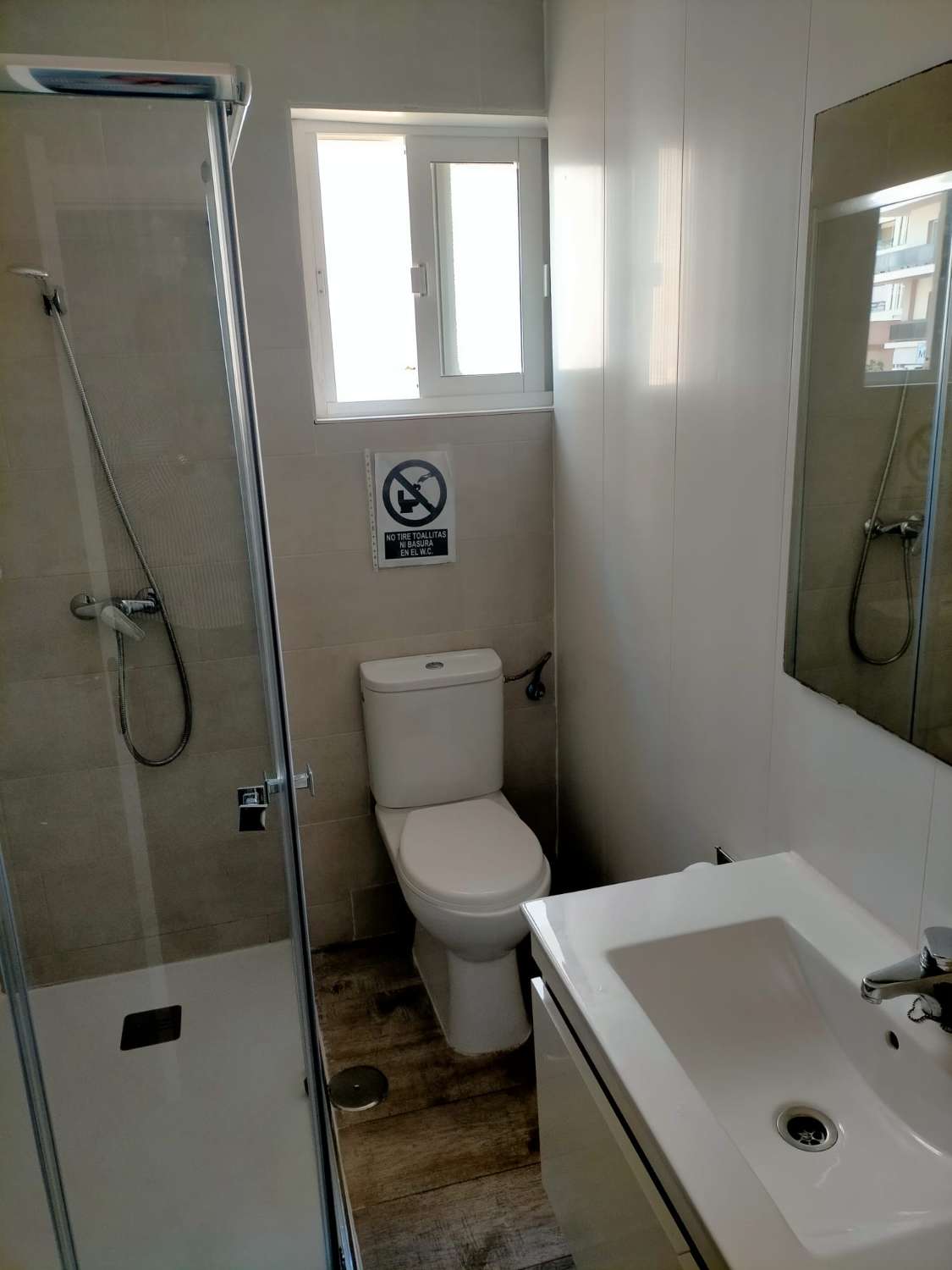 SE ALQUILA DESDE AHORA -31.5.26 BONITO APARTAMENTO EN LA CARIHUELA (TORREMOLINOS)