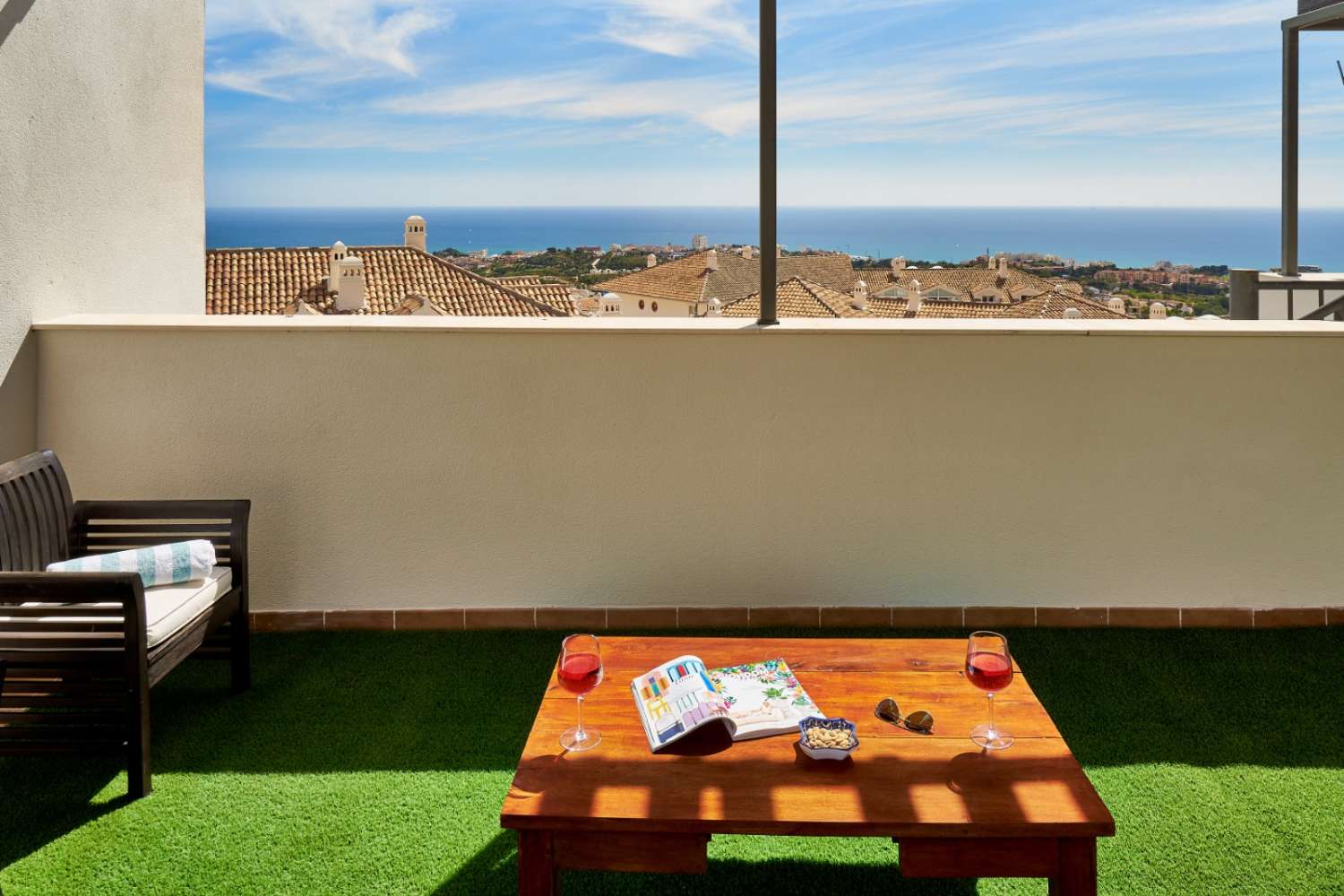SE ALQUILA DESDE 1.11.25-30.6.26 PRECIOSO ATICO CON VISTAS AL MAR EN BENALMADENA