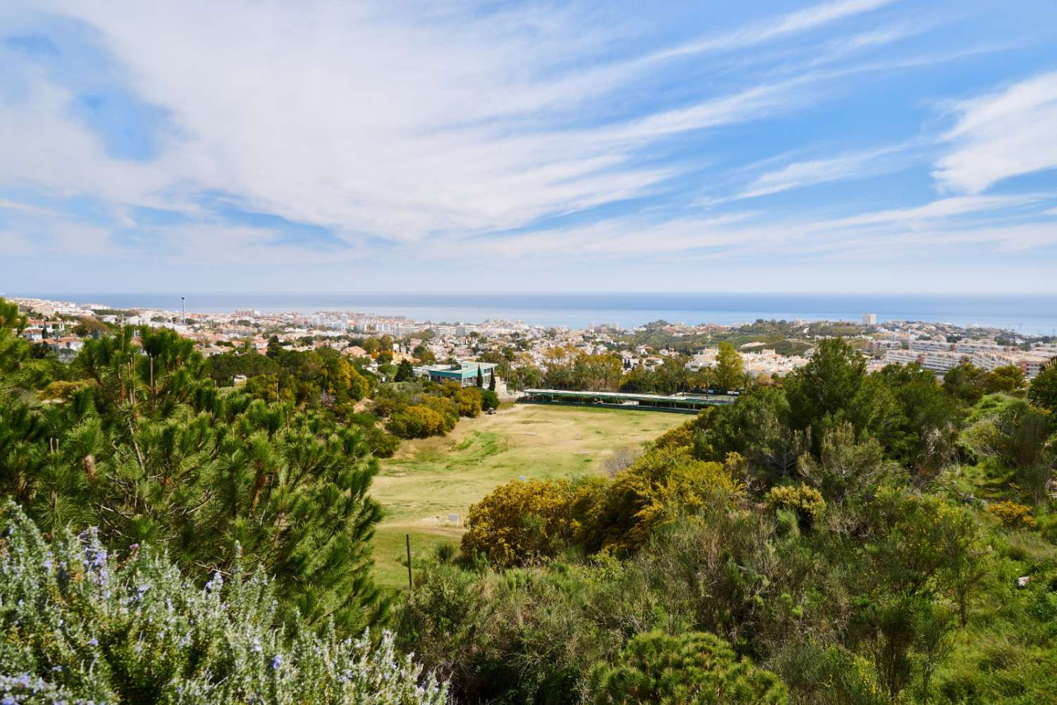 SE ALQUILA DESDE 1.11.25-30.6.26 PRECIOSO ATICO CON VISTAS AL MAR EN BENALMADENA