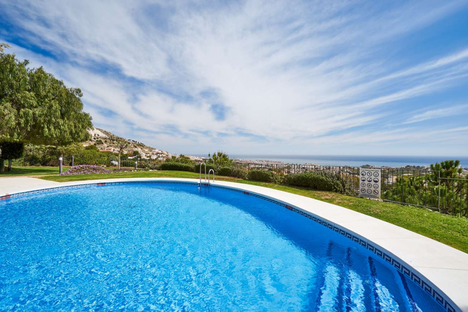 SE ALQUILA DESDE 1.11.25-30.6.26 PRECIOSO ATICO CON VISTAS AL MAR EN BENALMADENA