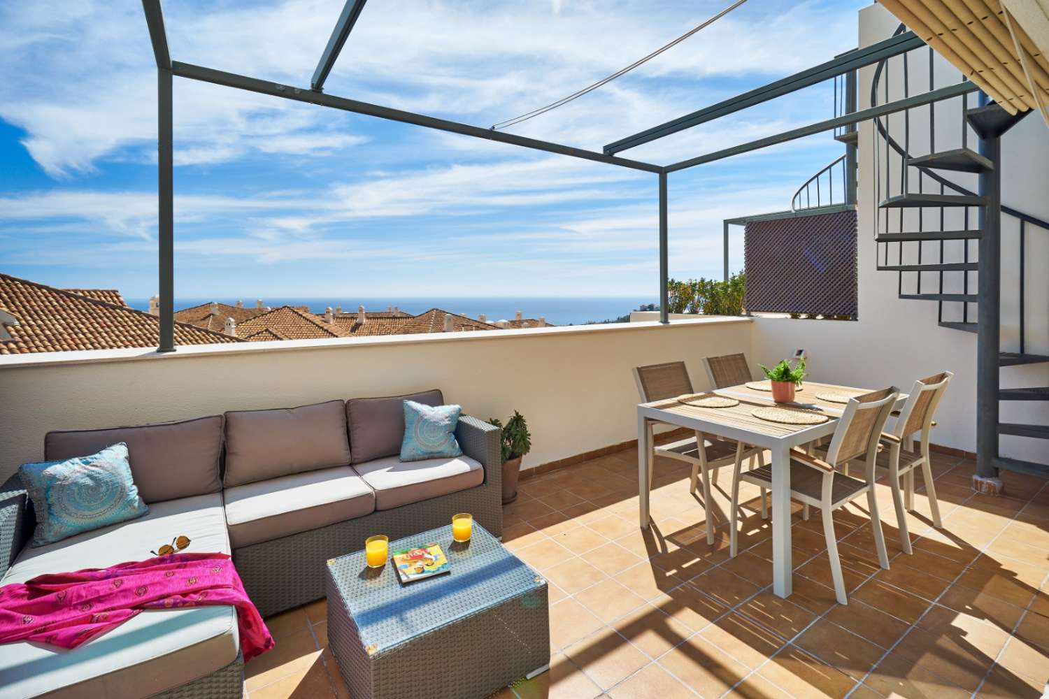 SE ALQUILA DESDE 1.11.25-30.6.26 PRECIOSO ATICO CON VISTAS AL MAR EN BENALMADENA