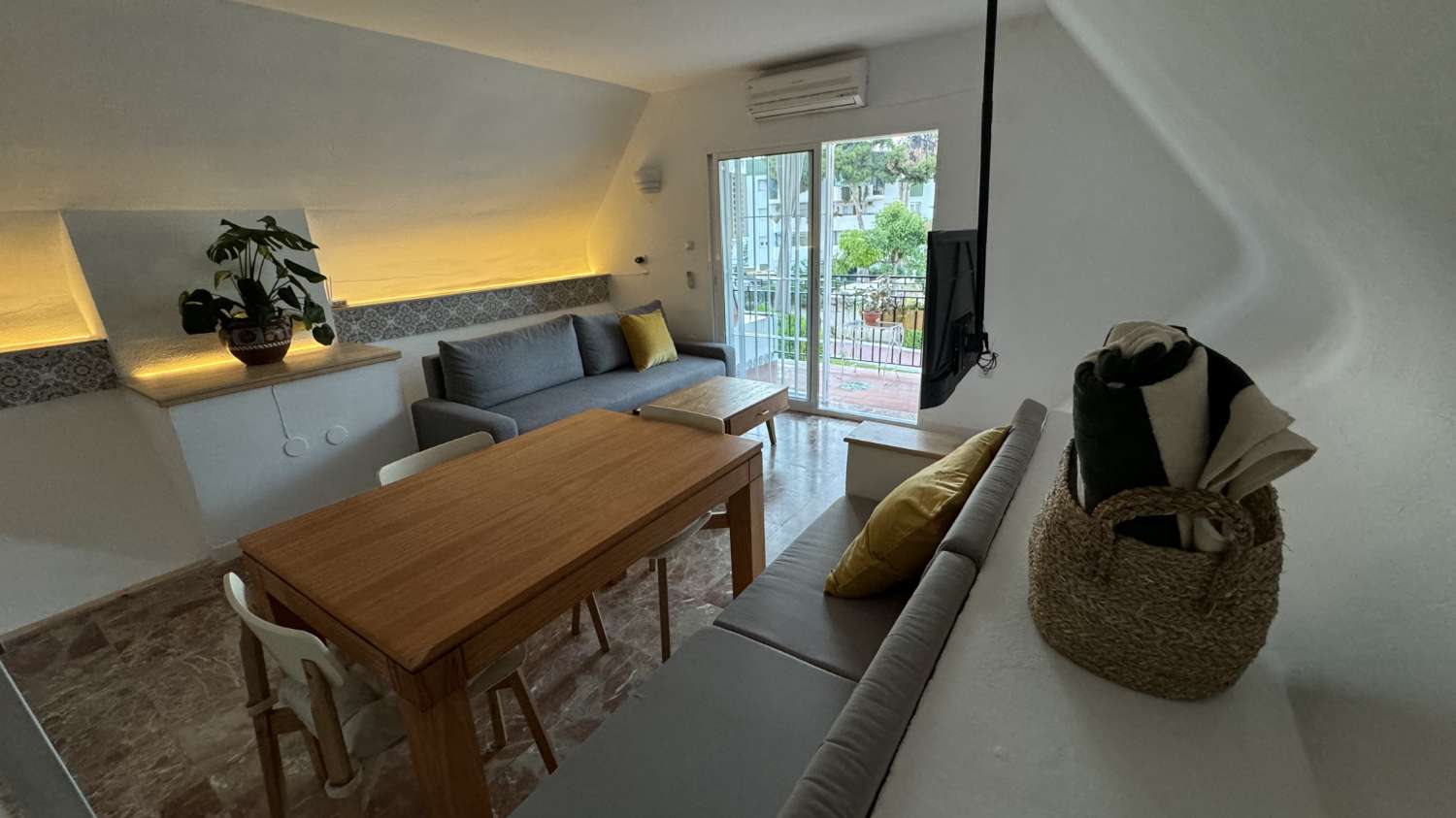 IN AFFITTO DA ORA FINO AL 30.6.26 BELLISSIMO DUPLEX ARREDATO CON VISTA SUL MARE A TORREMOLINOS