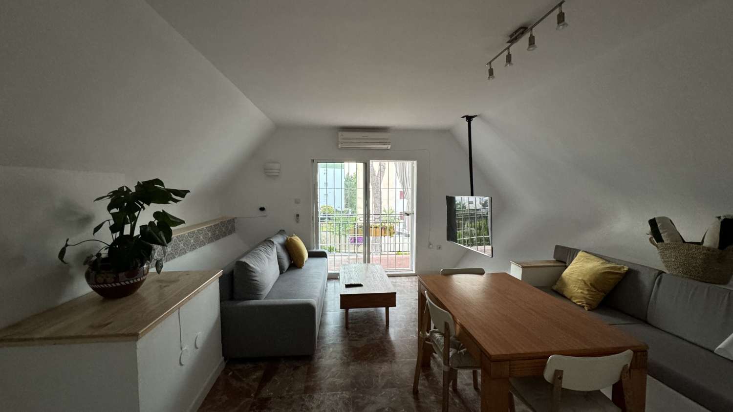 IN AFFITTO DA ORA FINO AL 30.6.26 BELLISSIMO DUPLEX ARREDATO CON VISTA SUL MARE A TORREMOLINOS