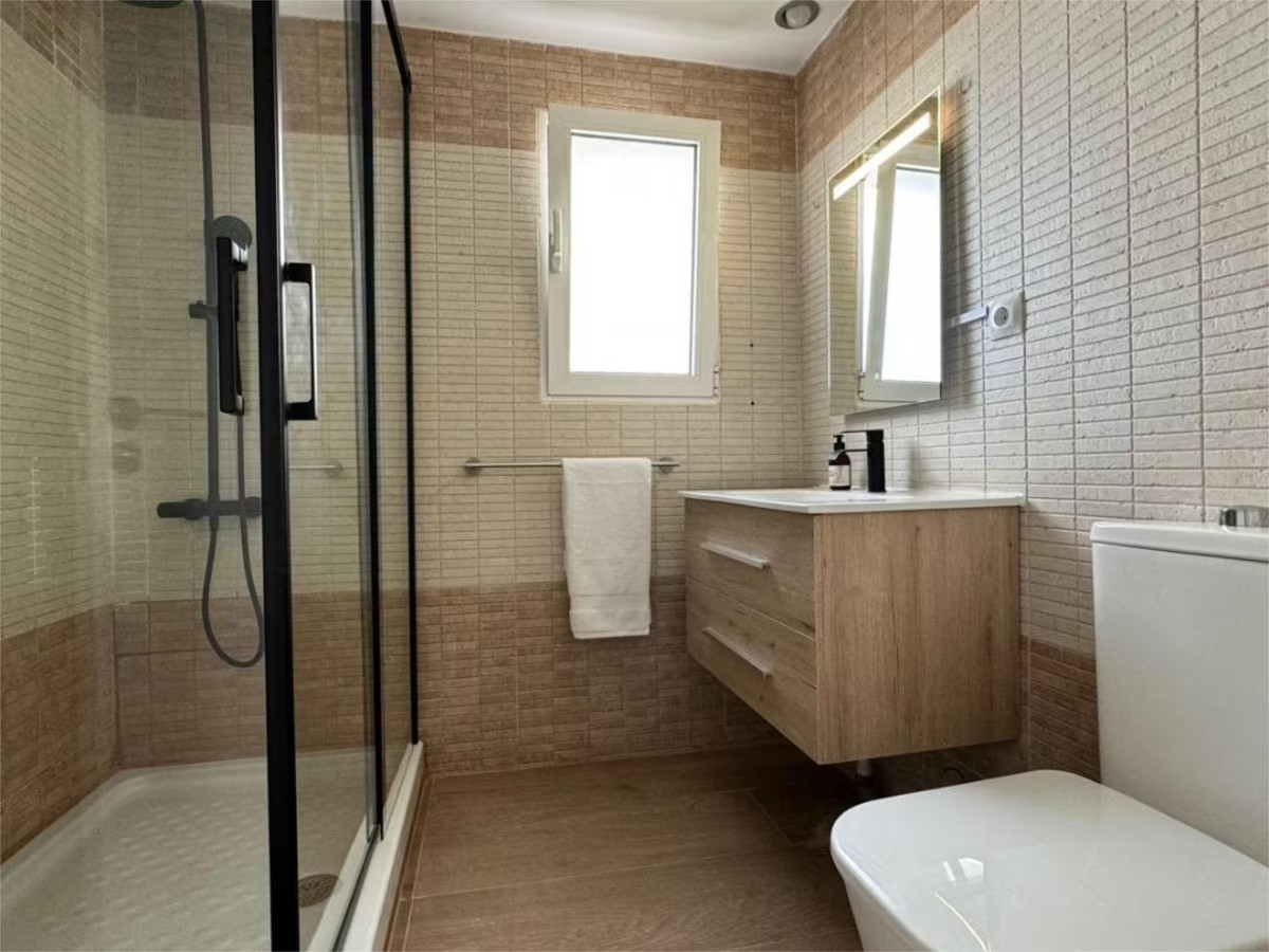 IN AFFITTO DA ORA FINO AL 30.6.26 BELLISSIMO DUPLEX ARREDATO CON VISTA SUL MARE A TORREMOLINOS