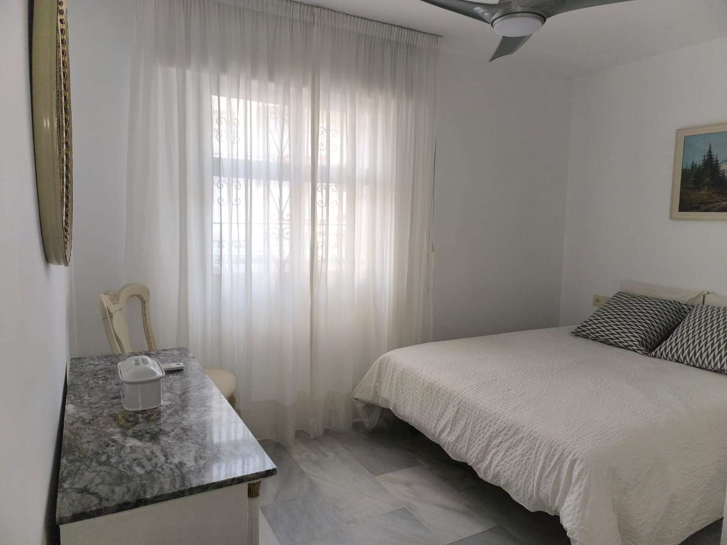 VAKKER LEILIGHET VED STRANDEN TIL LEIE I TORREMEULLE, BENALMADENA COSTA.