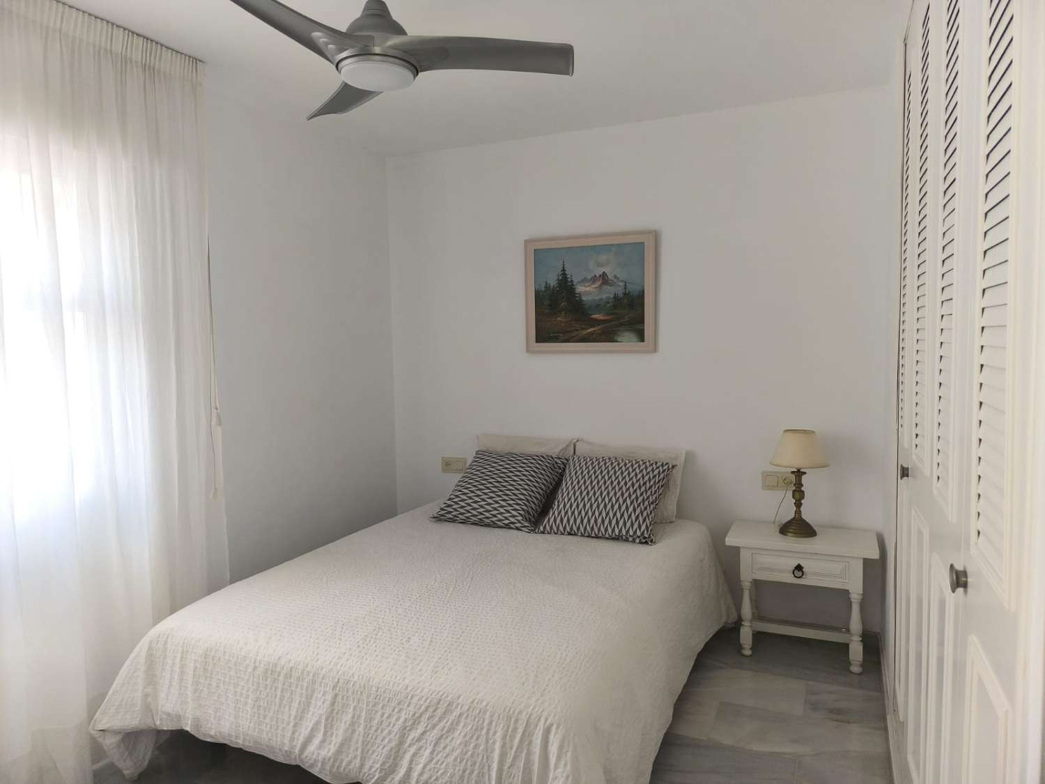 VAKKER LEILIGHET VED STRANDEN TIL LEIE I TORREMEULLE, BENALMADENA COSTA.