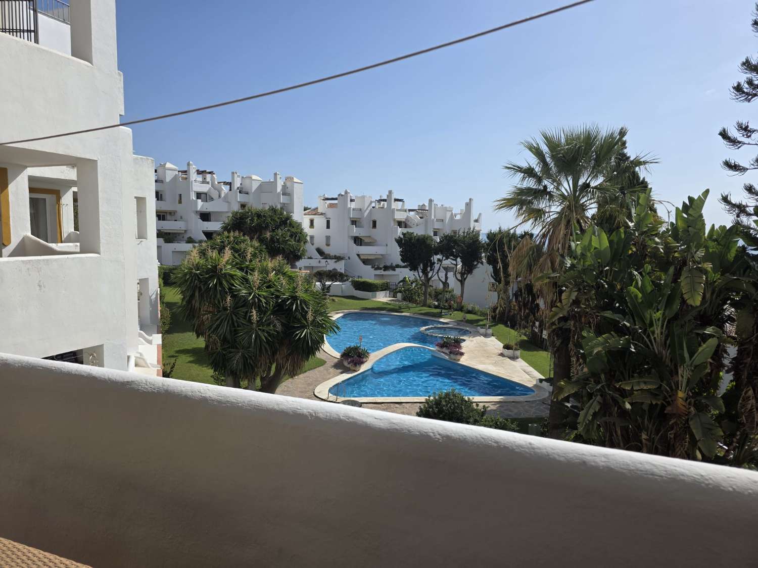 VAKKER LEILIGHET VED STRANDEN TIL LEIE I TORREMEULLE, BENALMADENA COSTA.
