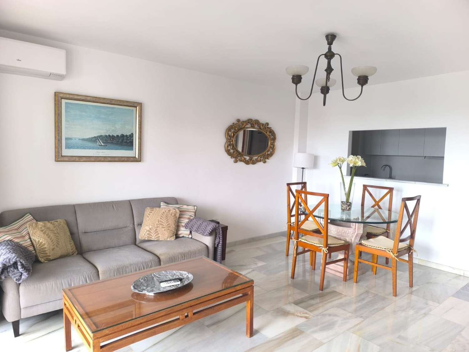 VAKKER LEILIGHET VED STRANDEN TIL LEIE I TORREMEULLE, BENALMADENA COSTA.