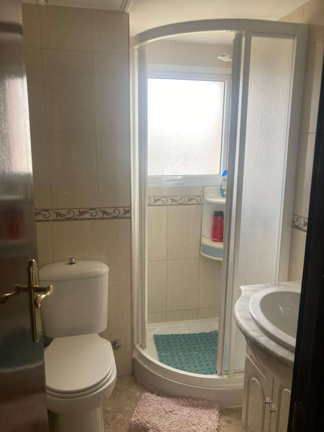 ZU VERMIETEN AB SOFORT BIS ZUM 30.6.26 SCHÖNE WOHNUNG MIT MEERBLICK IN PLAYAMAR (TORREMOLINOS)