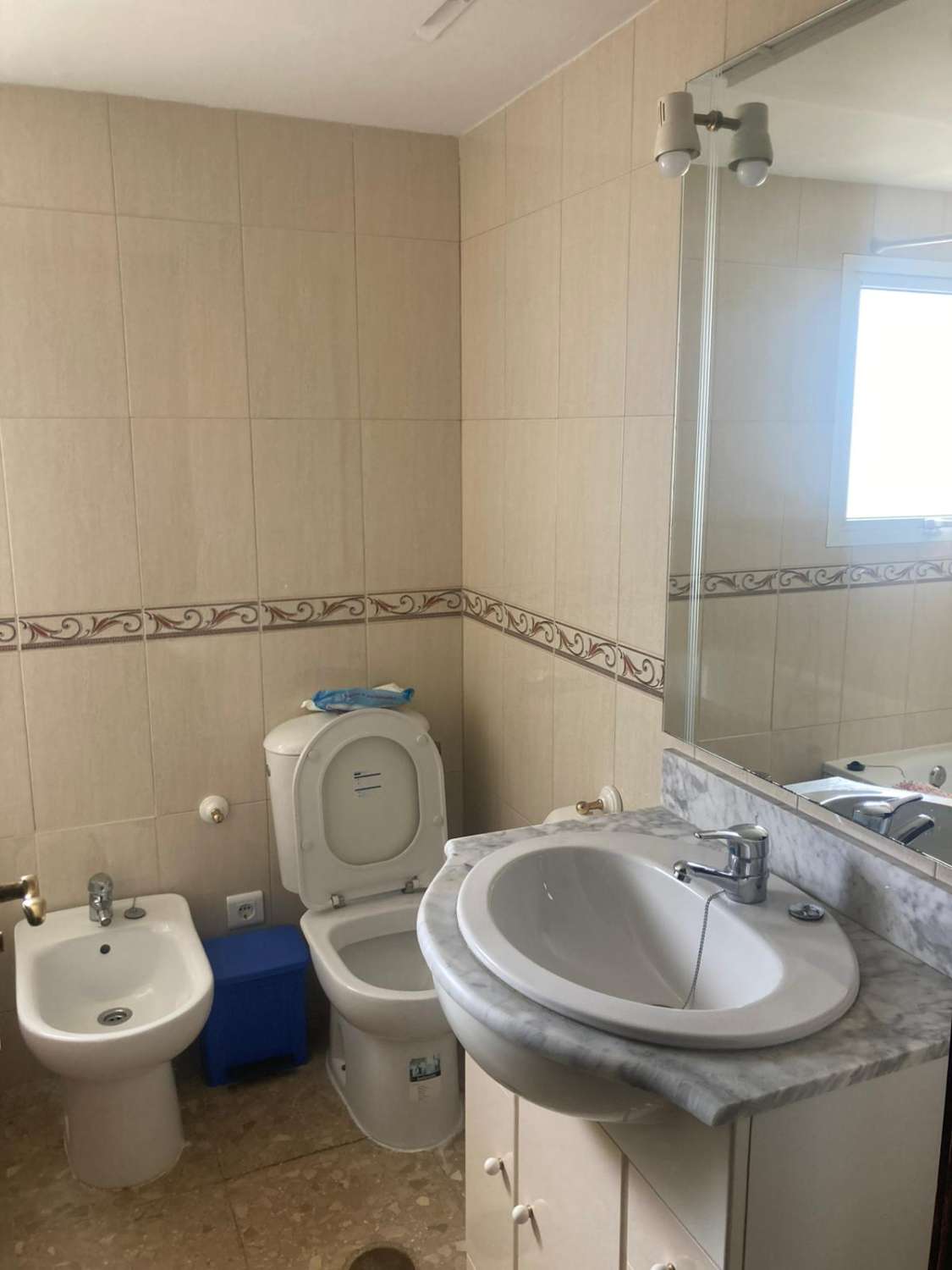 ZU VERMIETEN AB SOFORT BIS ZUM 30.6.26 SCHÖNE WOHNUNG MIT MEERBLICK IN PLAYAMAR (TORREMOLINOS)