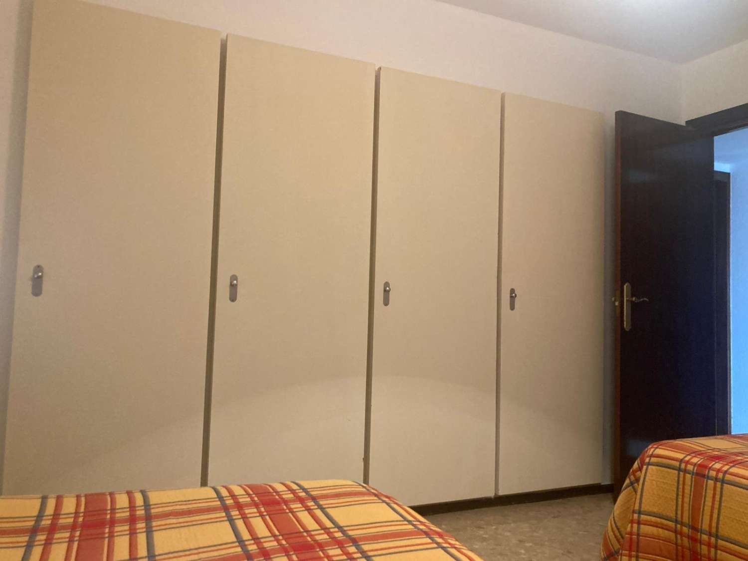 ZU VERMIETEN AB SOFORT BIS ZUM 30.6.26 SCHÖNE WOHNUNG MIT MEERBLICK IN PLAYAMAR (TORREMOLINOS)