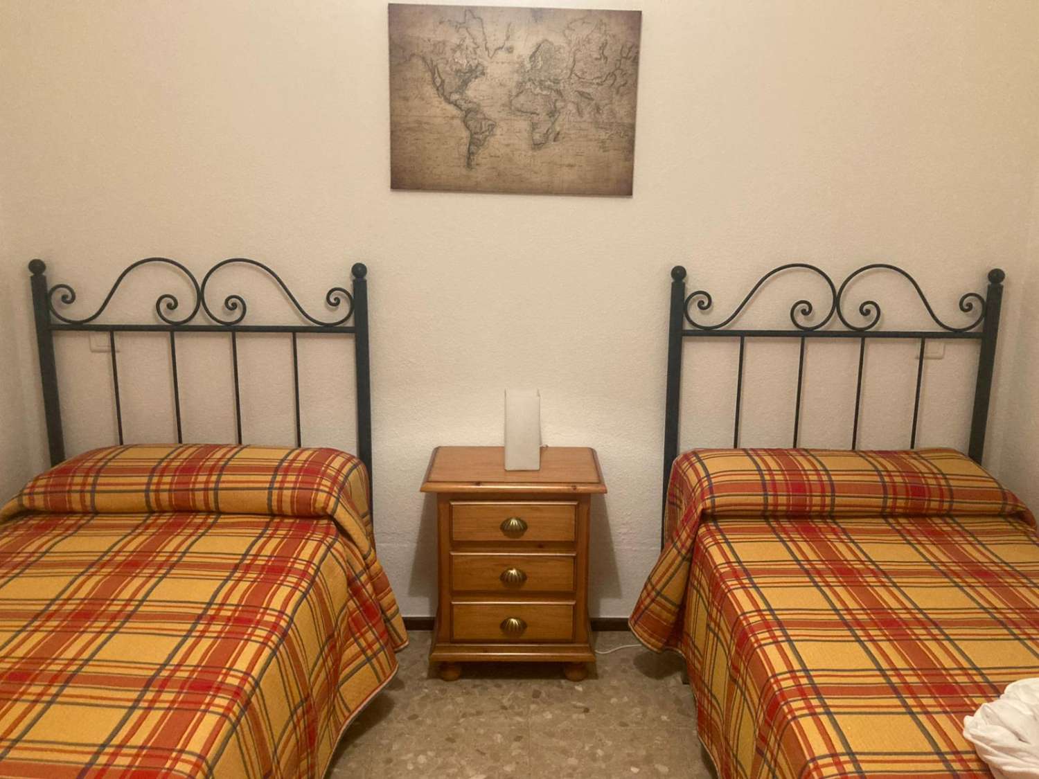 ZU VERMIETEN AB SOFORT BIS ZUM 30.6.26 SCHÖNE WOHNUNG MIT MEERBLICK IN PLAYAMAR (TORREMOLINOS)
