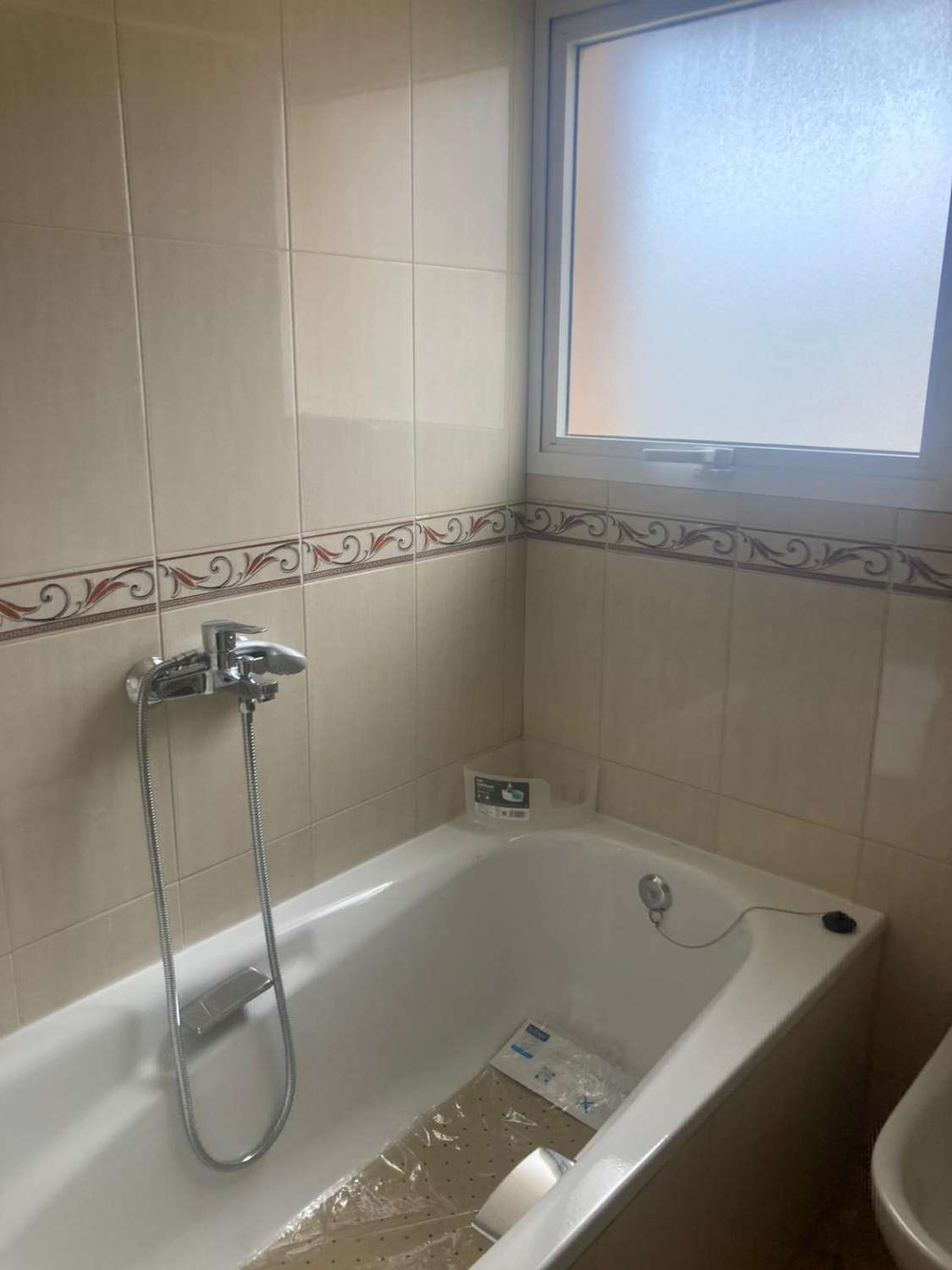 ZU VERMIETEN AB SOFORT BIS ZUM 30.6.26 SCHÖNE WOHNUNG MIT MEERBLICK IN PLAYAMAR (TORREMOLINOS)