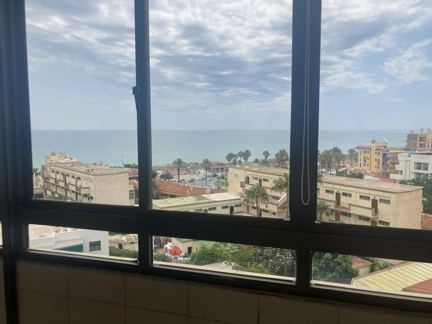ZU VERMIETEN AB SOFORT BIS ZUM 30.6.26 SCHÖNE WOHNUNG MIT MEERBLICK IN PLAYAMAR (TORREMOLINOS)