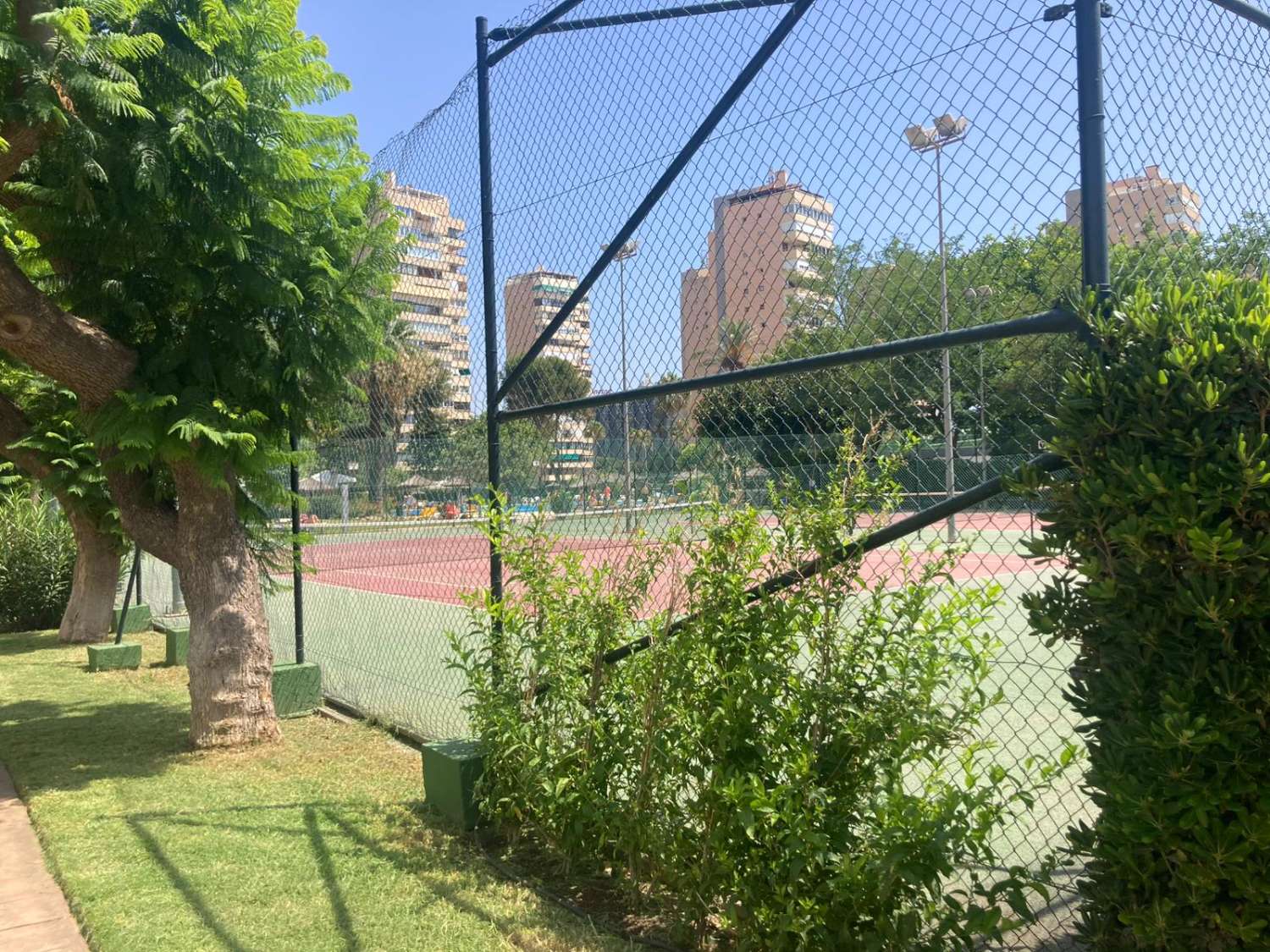 ZU VERMIETEN AB SOFORT BIS ZUM 30.6.26 SCHÖNE WOHNUNG MIT MEERBLICK IN PLAYAMAR (TORREMOLINOS)