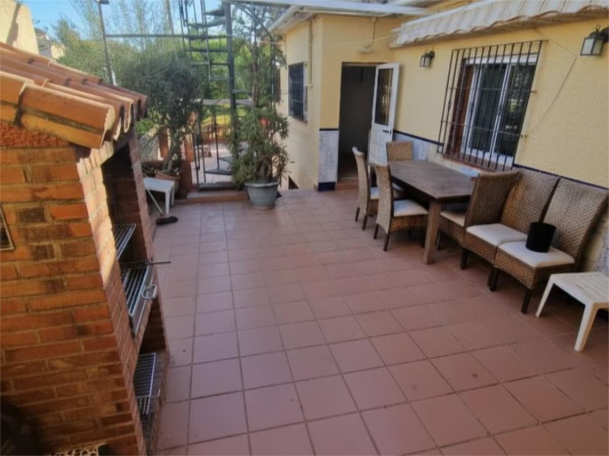 HUVILA MERINÄKÖALALLA MYYTÄVÄNÄ MONTEALTOSSA REFORMIIN (BENALMADENA)