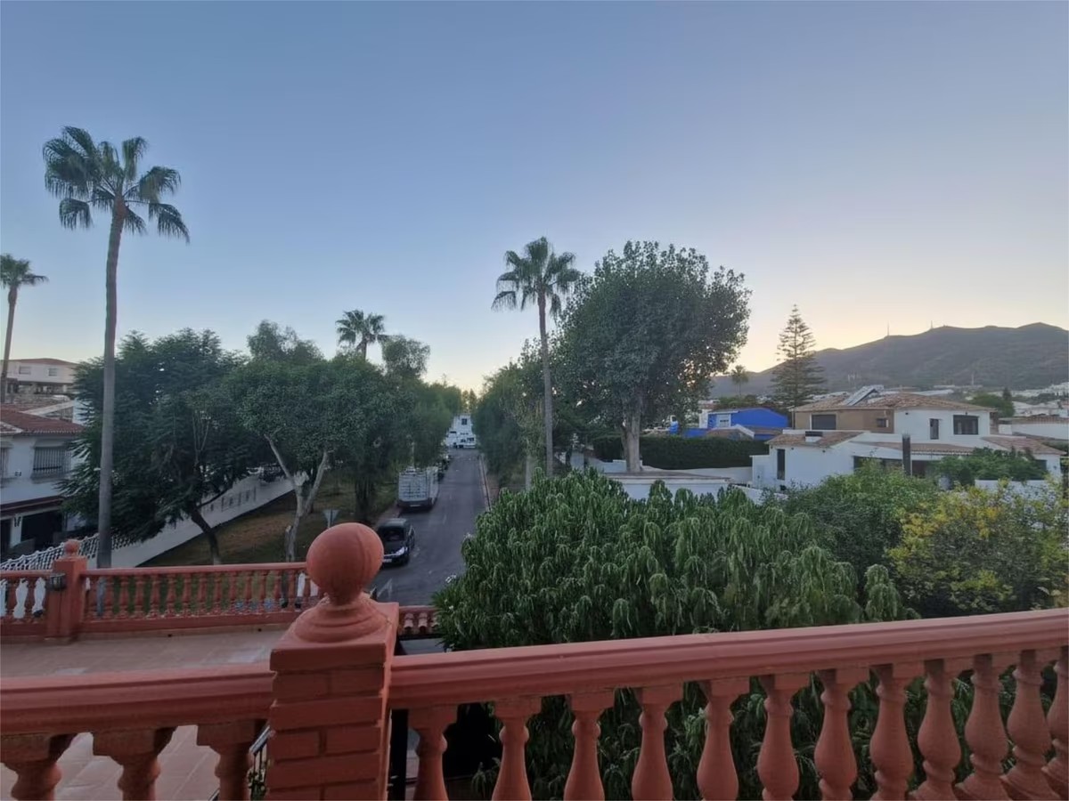 HUVILA MERINÄKÖALALLA MYYTÄVÄNÄ MONTEALTOSSA REFORMIIN (BENALMADENA)