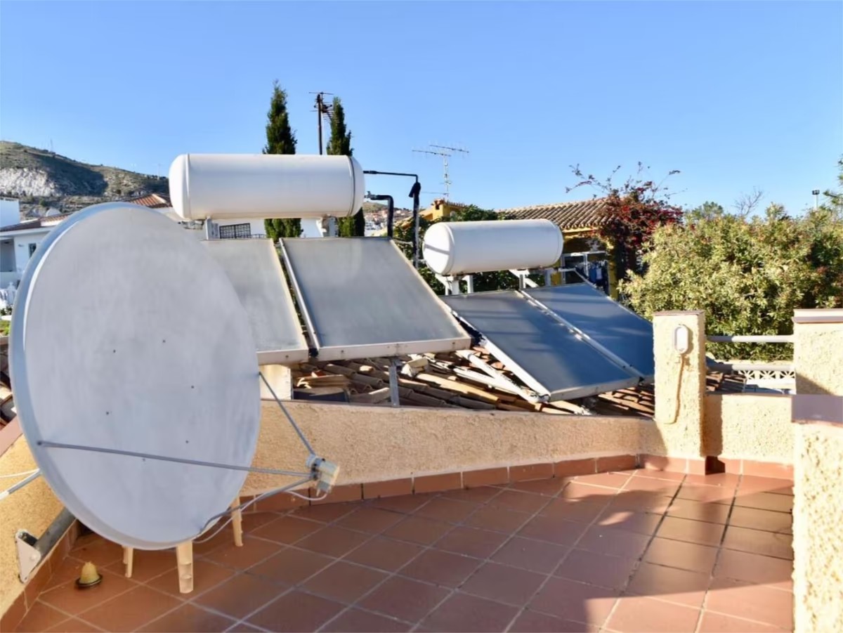 HUVILA MERINÄKÖALALLA MYYTÄVÄNÄ MONTEALTOSSA REFORMIIN (BENALMADENA)