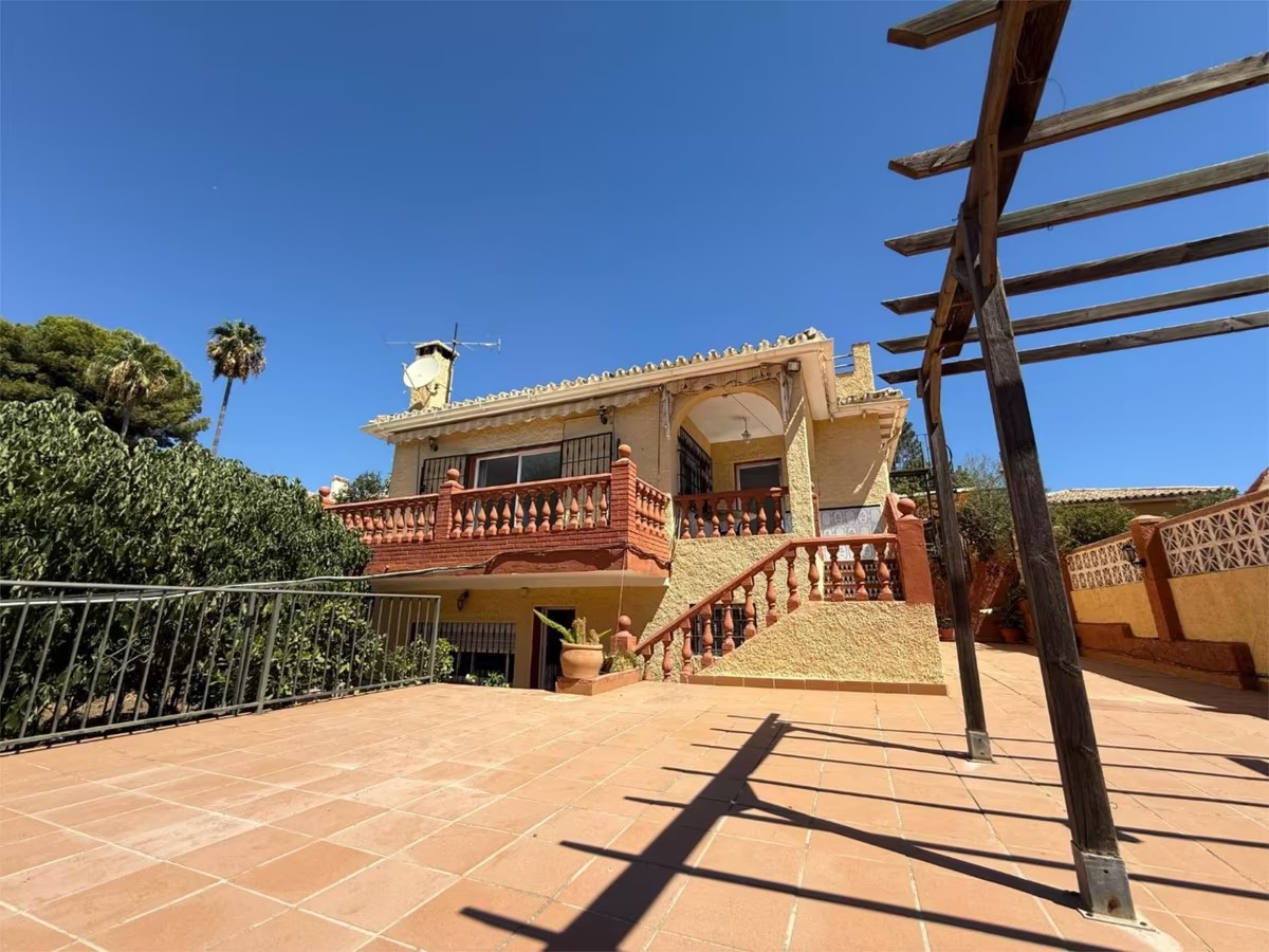 HUVILA MERINÄKÖALALLA MYYTÄVÄNÄ MONTEALTOSSA REFORMIIN (BENALMADENA)