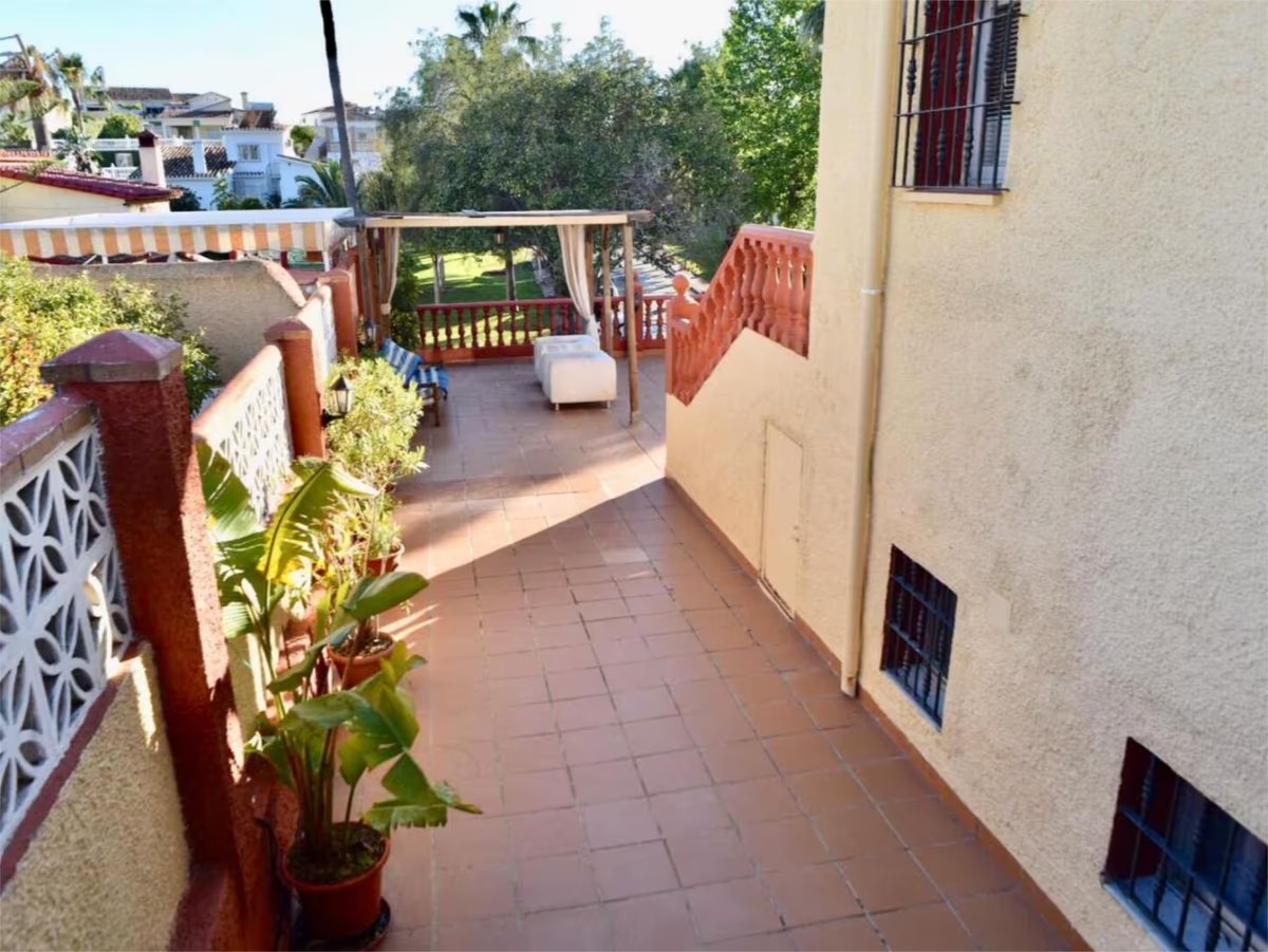 HUVILA MERINÄKÖALALLA MYYTÄVÄNÄ MONTEALTOSSA REFORMIIN (BENALMADENA)