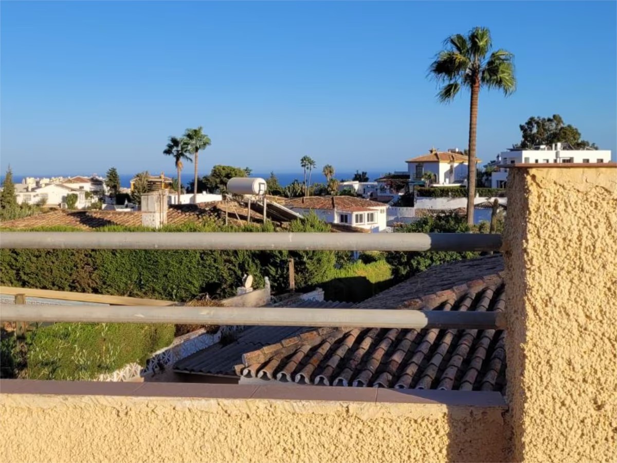 HUVILA MERINÄKÖALALLA MYYTÄVÄNÄ MONTEALTOSSA REFORMIIN (BENALMADENA)
