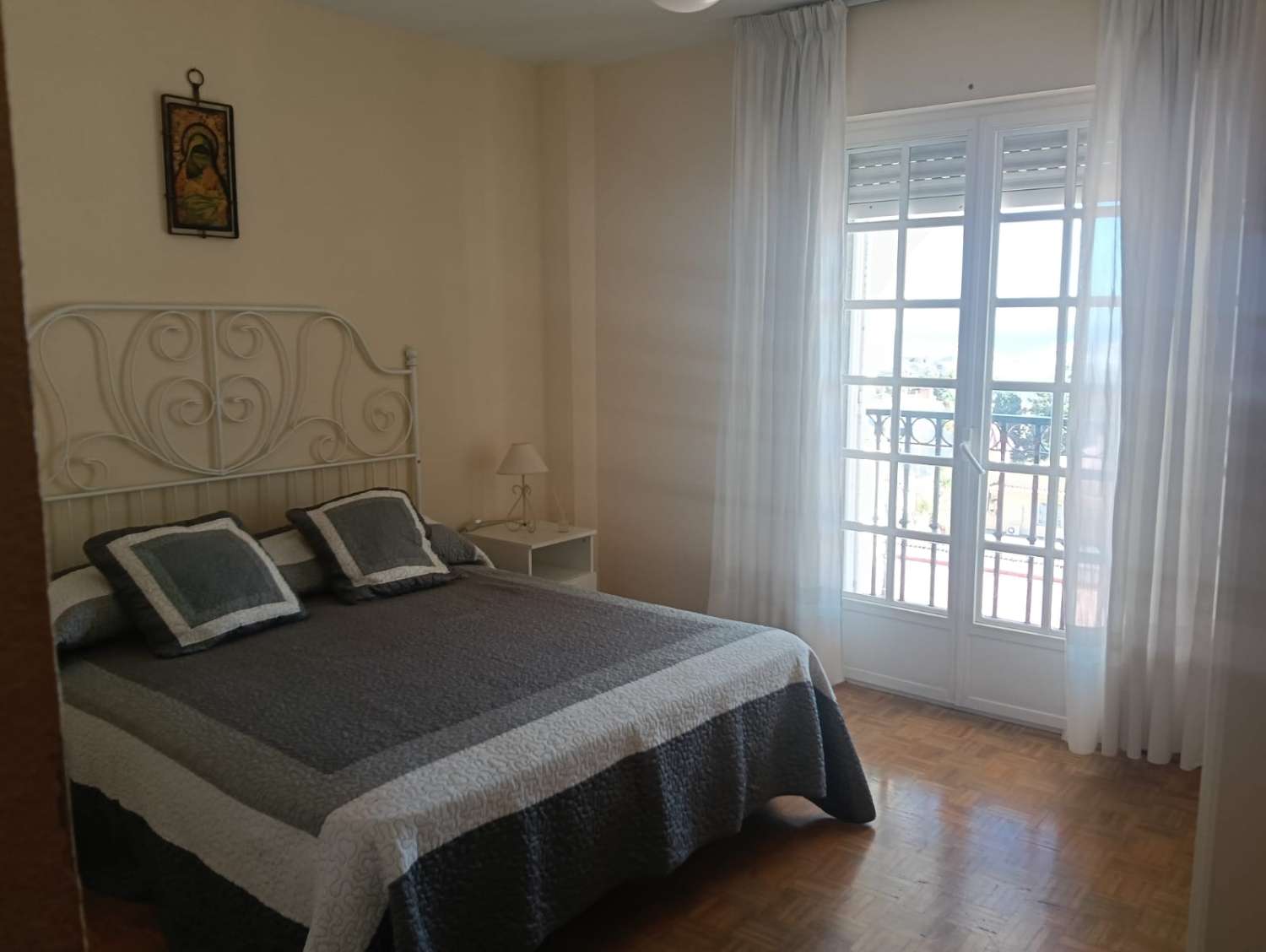 SE ALQUILA POR LARGA TEMPORADADESDE AHORA  BONITO TRIPLEXCIN IMPRESIONANTES VISTAS AL MAR  EN ZONA MONTEMAR (TORREMOLINOS)