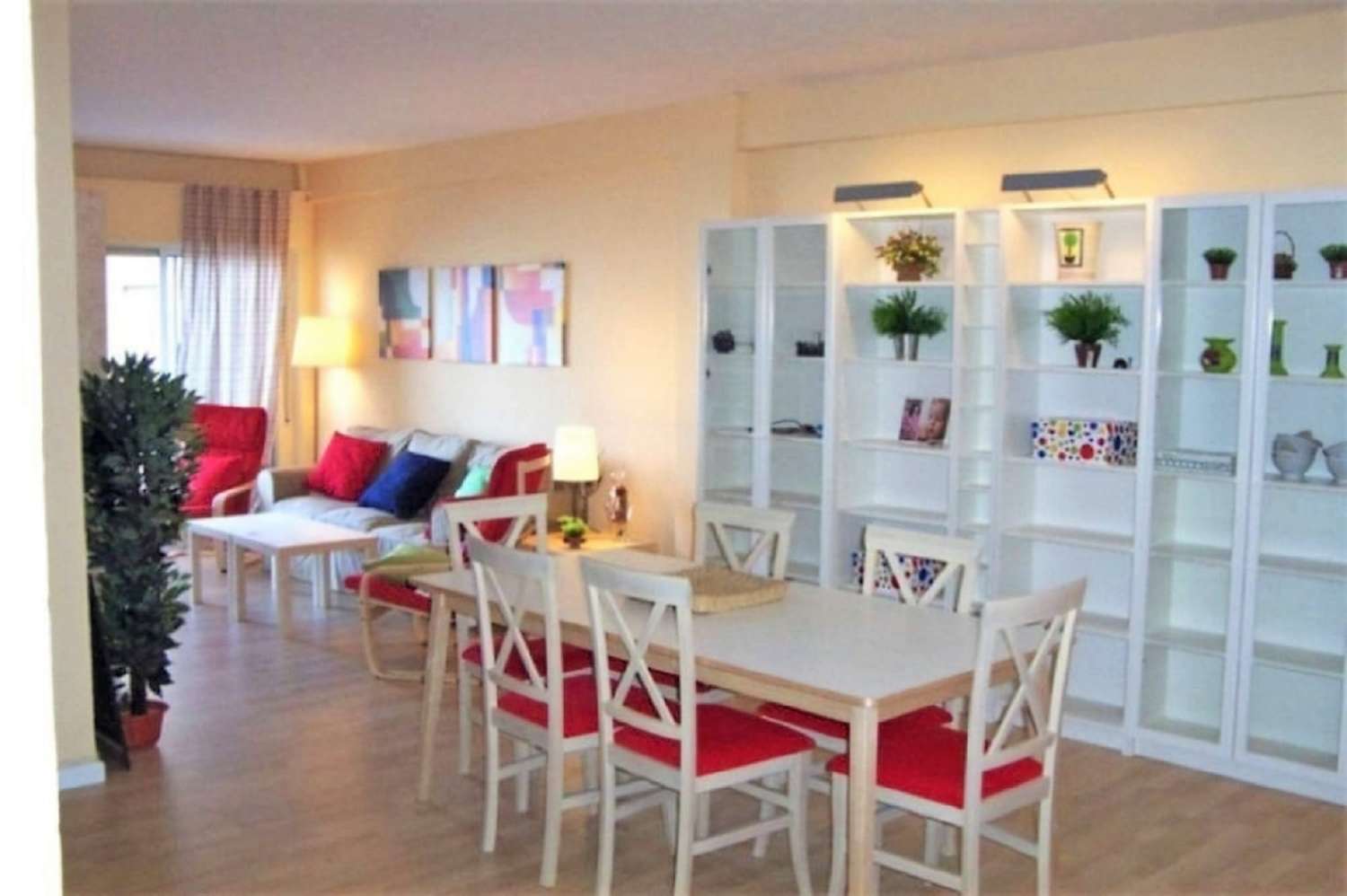 MUKAVA HUONEISTO MERINÄKÖALALLA PITKÄAIKAISEEN VUOKRAUKSEEN FUENGIROLASSA