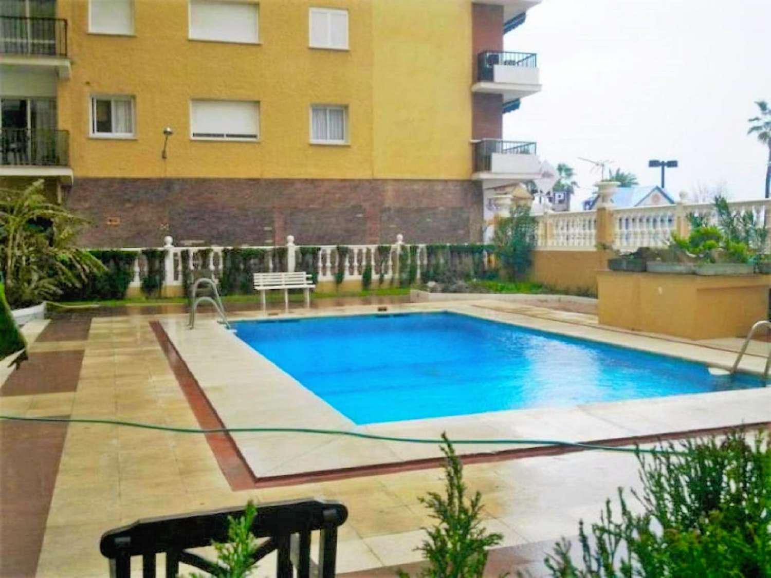 MUKAVA HUONEISTO MERINÄKÖALALLA PITKÄAIKAISEEN VUOKRAUKSEEN FUENGIROLASSA