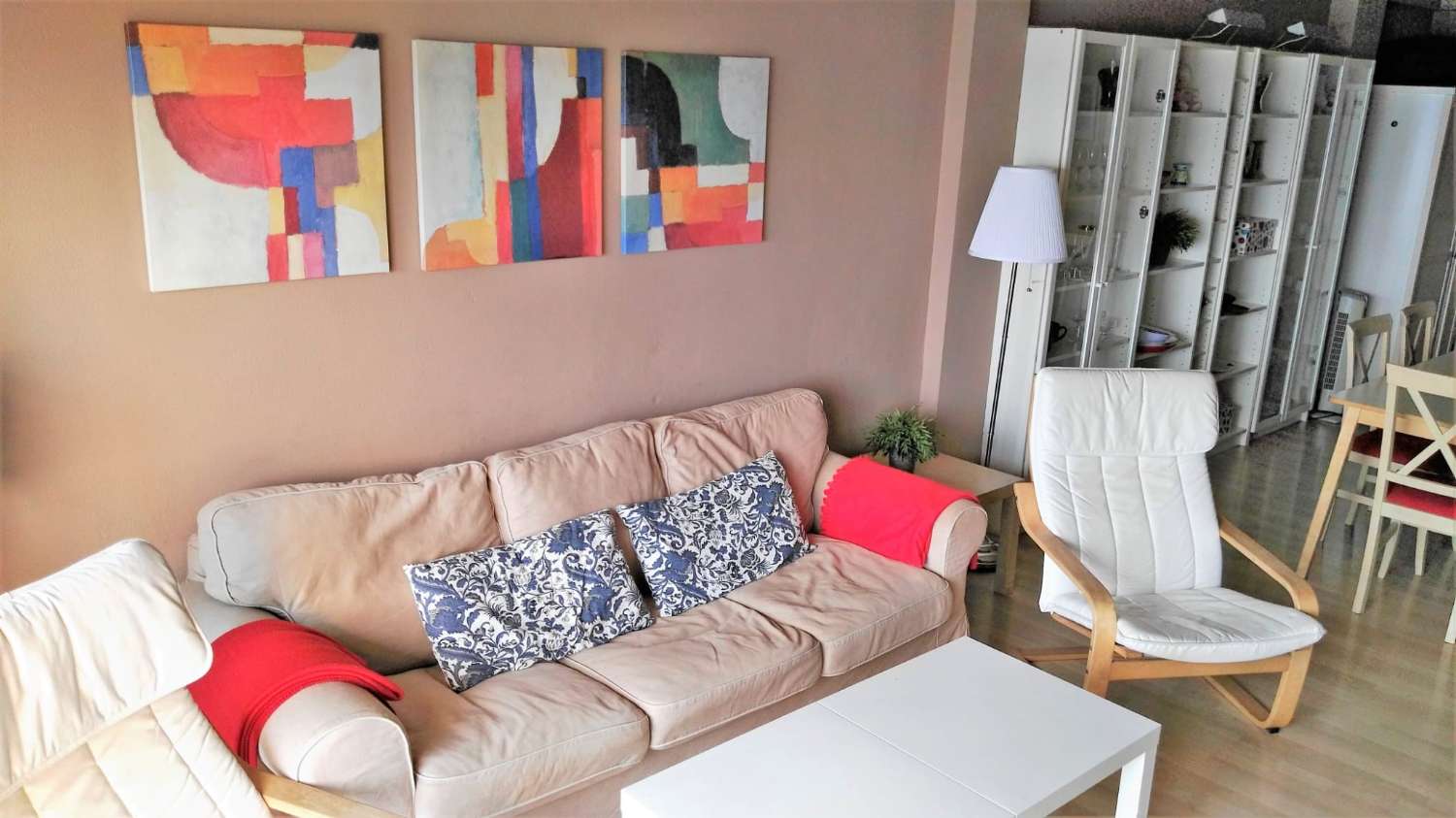 MUKAVA HUONEISTO MERINÄKÖALALLA PITKÄAIKAISEEN VUOKRAUKSEEN FUENGIROLASSA