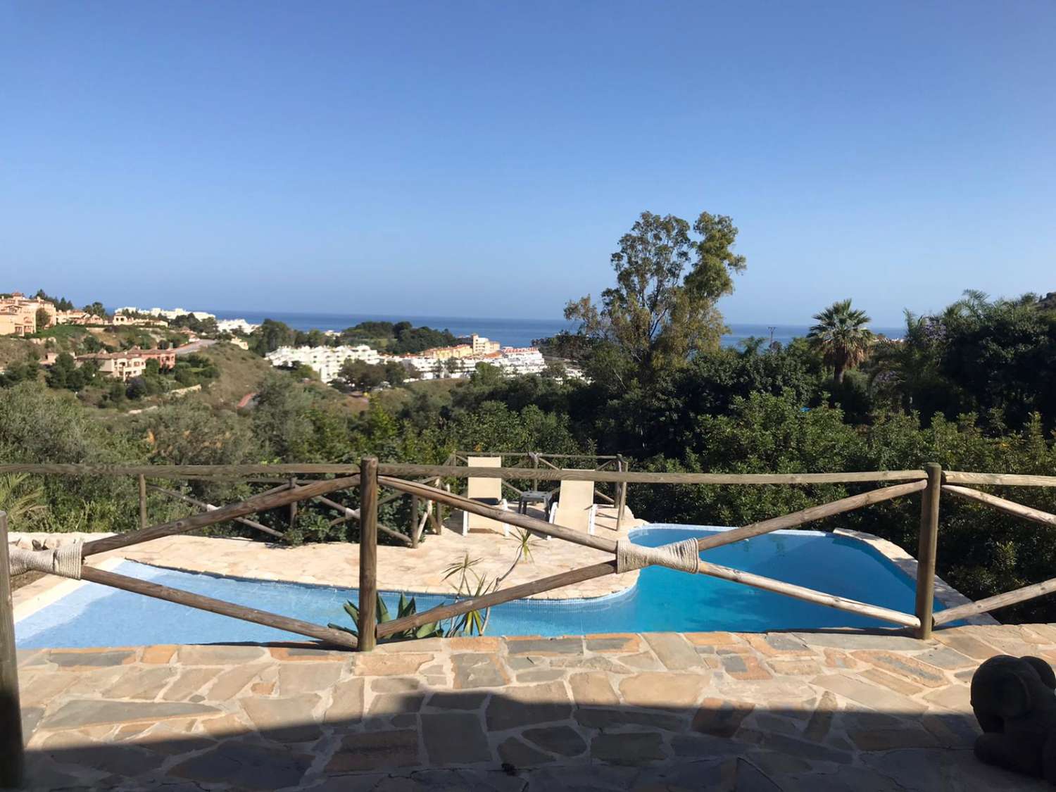 Til leje fra marts 2026 til december 2026 smuk fritliggende villa med meget privat havudsigt nær Benalmadena Pueblo