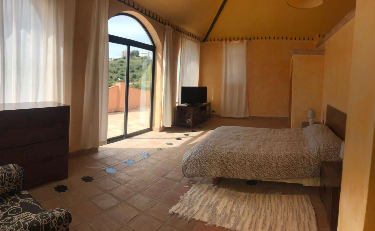 Til leje fra marts 2026 til december 2026 smuk fritliggende villa med meget privat havudsigt nær Benalmadena Pueblo