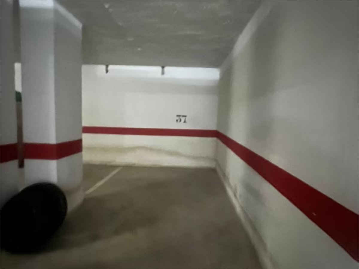 FIN, HALVMÖBLERAD LÄGENHET ATT HYRA PÅ LÅNG SIKT FRAMFÖR STRANDEN I BENALMADENA