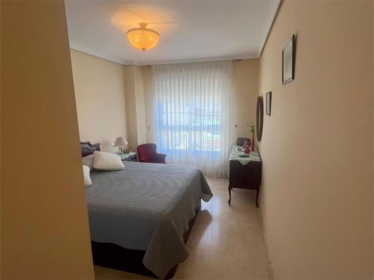 FIN, HALVMÖBLERAD LÄGENHET ATT HYRA PÅ LÅNG SIKT FRAMFÖR STRANDEN I BENALMADENA