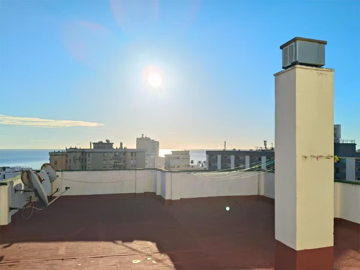 VACKER LÄGENHET MED HAVSUTSIKT TILL SALU I TORREMOLINOS