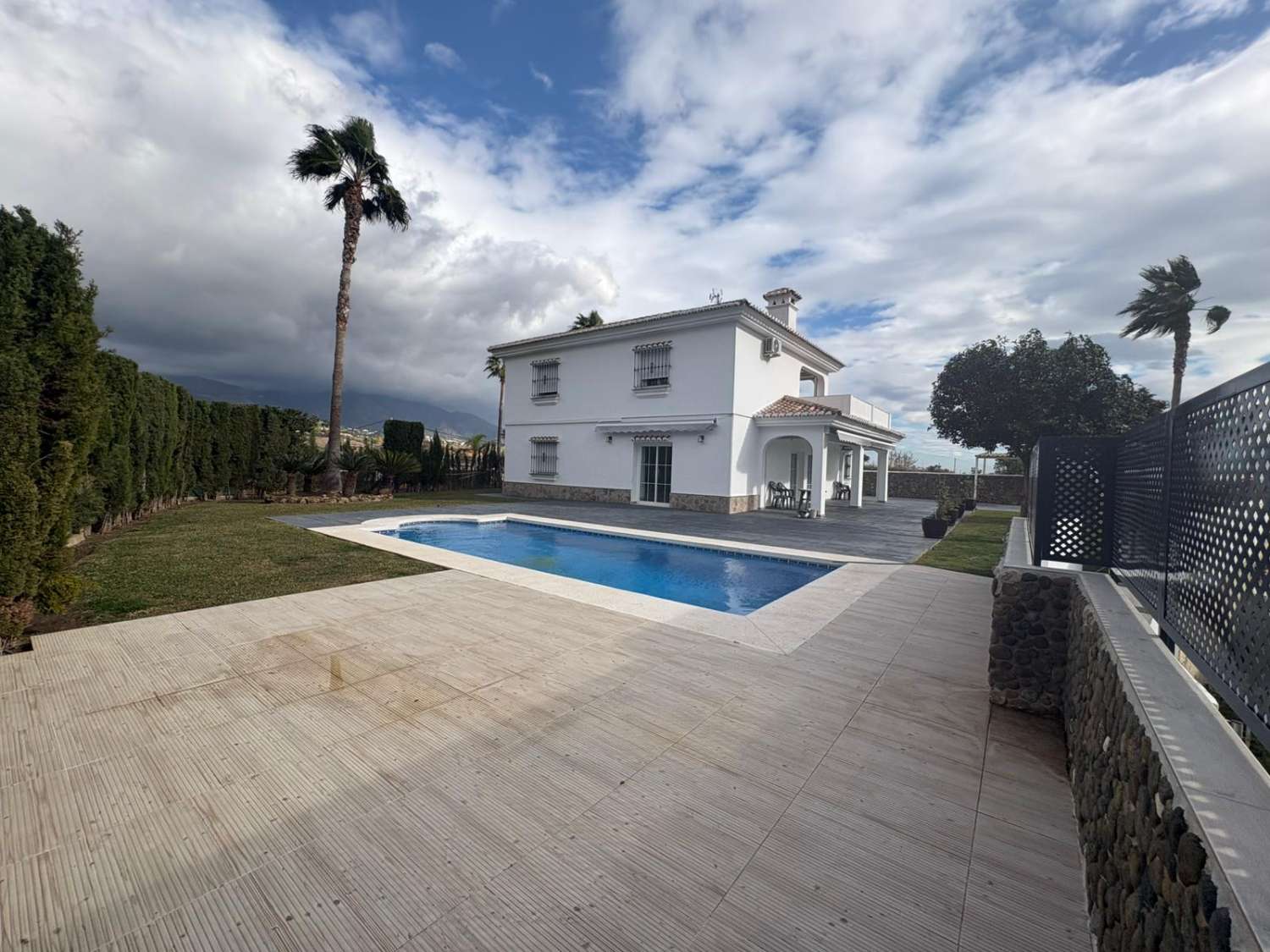 PRACHTIGE VILLA TE HUUR OP HET PLATTELAND IN DE OMGEVING VAN LA ALQUERIA (MIJAS)