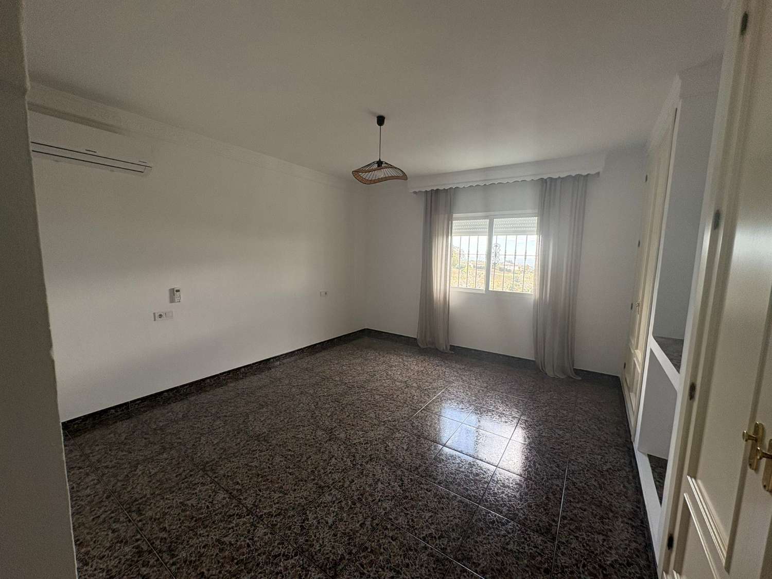 PRACHTIGE VILLA TE HUUR OP HET PLATTELAND IN DE OMGEVING VAN LA ALQUERIA (MIJAS)