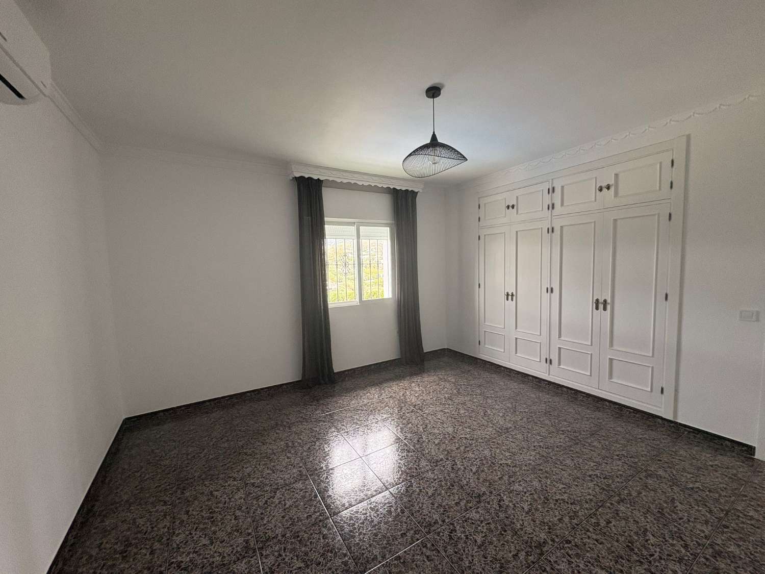 PRACHTIGE VILLA TE HUUR OP HET PLATTELAND IN DE OMGEVING VAN LA ALQUERIA (MIJAS)