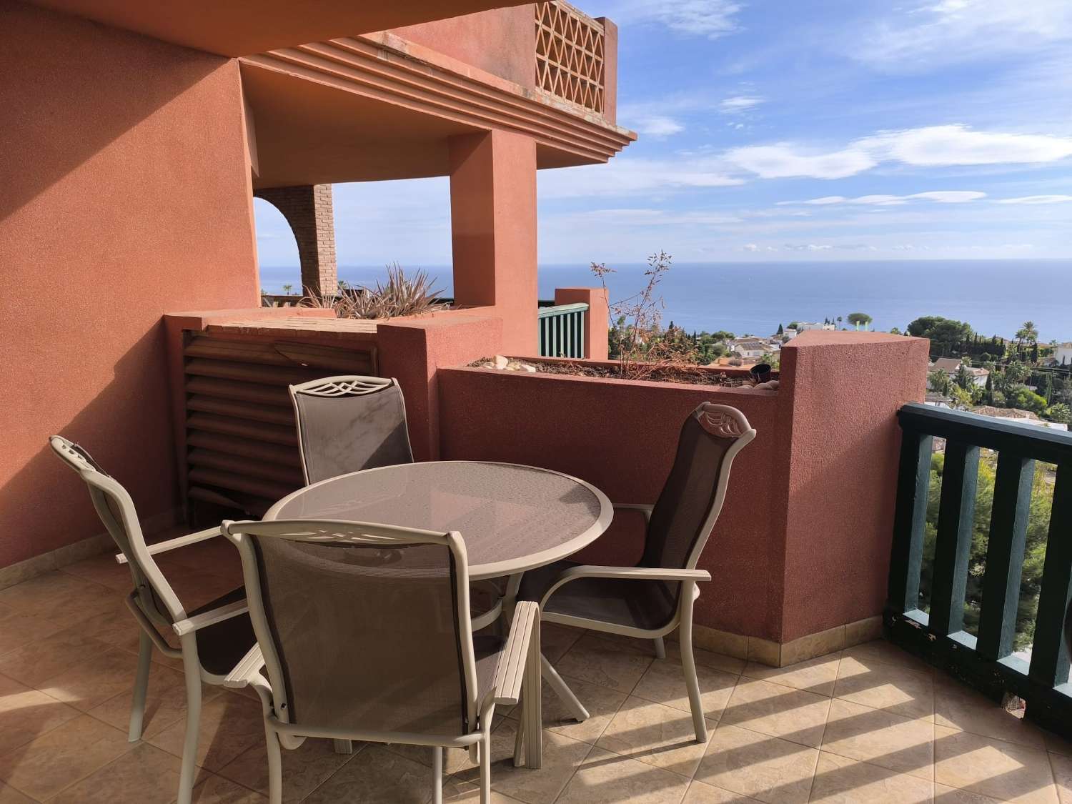 LANGSIKTIG TIL LEIE FRA NÅ AV VAKKER LEILIGHET MED HAVUTSIKT I ALTOS DEL HIGUERON