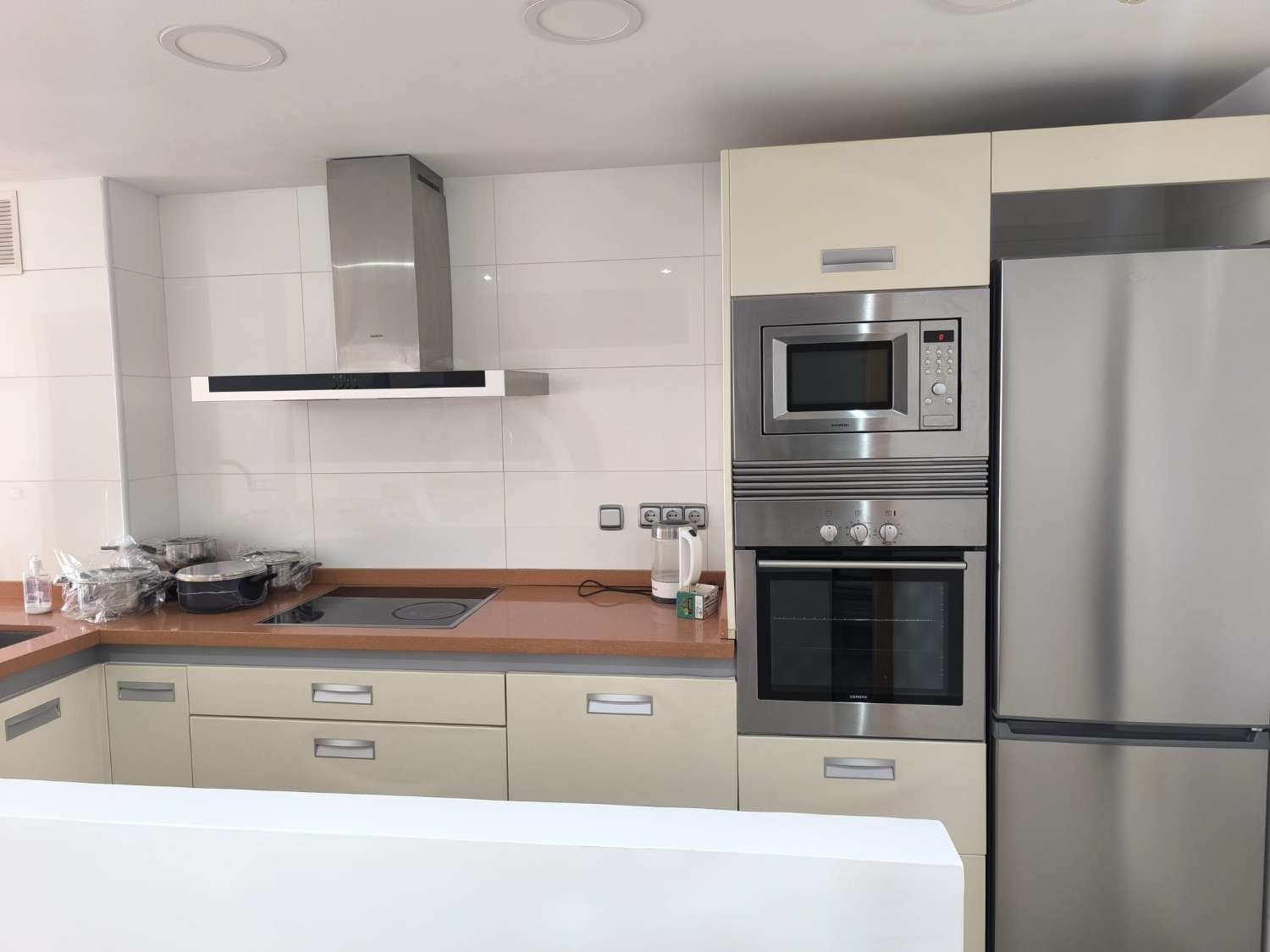 LANGSIKTIG TIL LEIE FRA NÅ AV VAKKER LEILIGHET MED HAVUTSIKT I ALTOS DEL HIGUERON