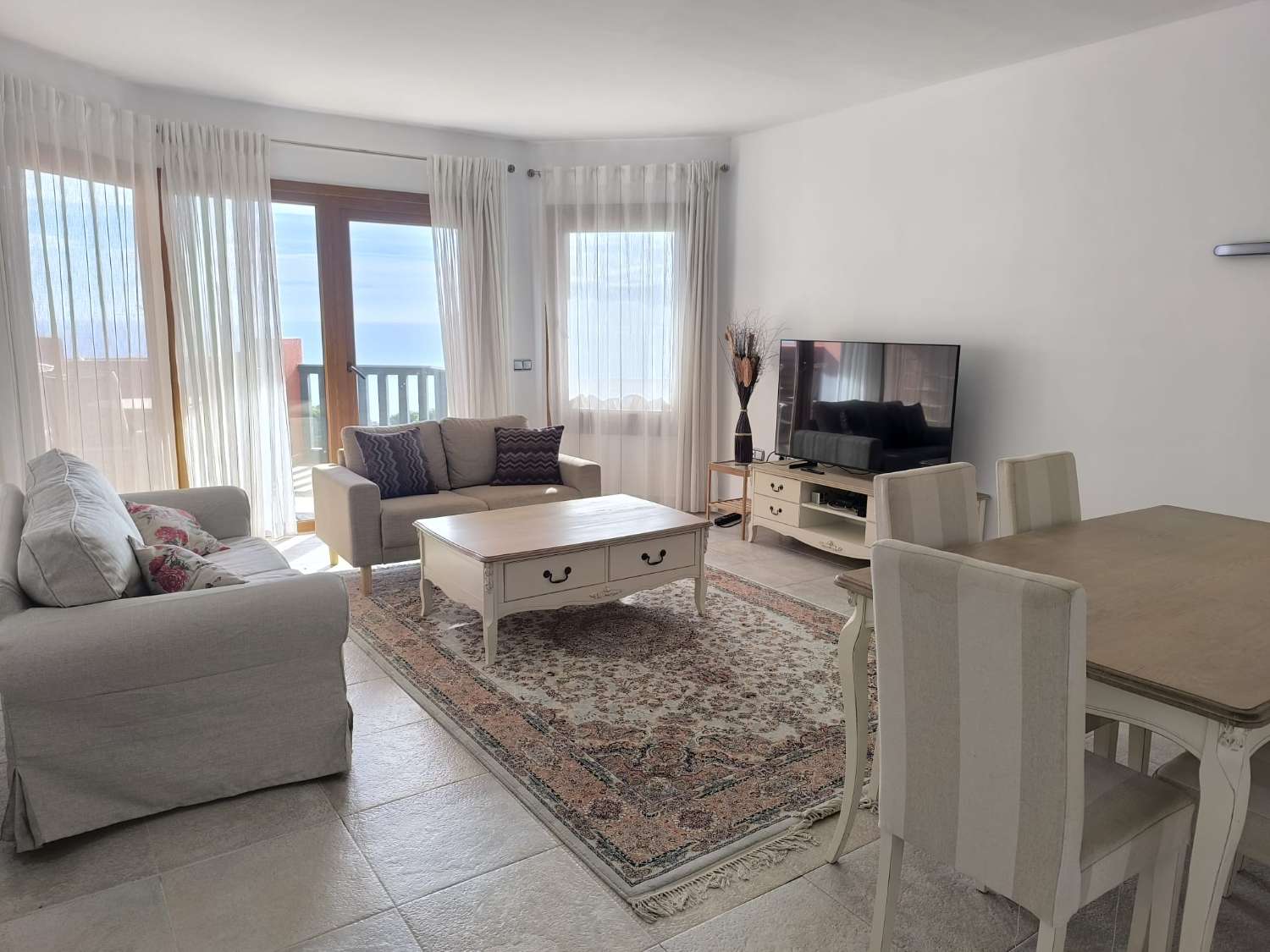 LANGSIKTIG TIL LEIE FRA NÅ AV VAKKER LEILIGHET MED HAVUTSIKT I ALTOS DEL HIGUERON