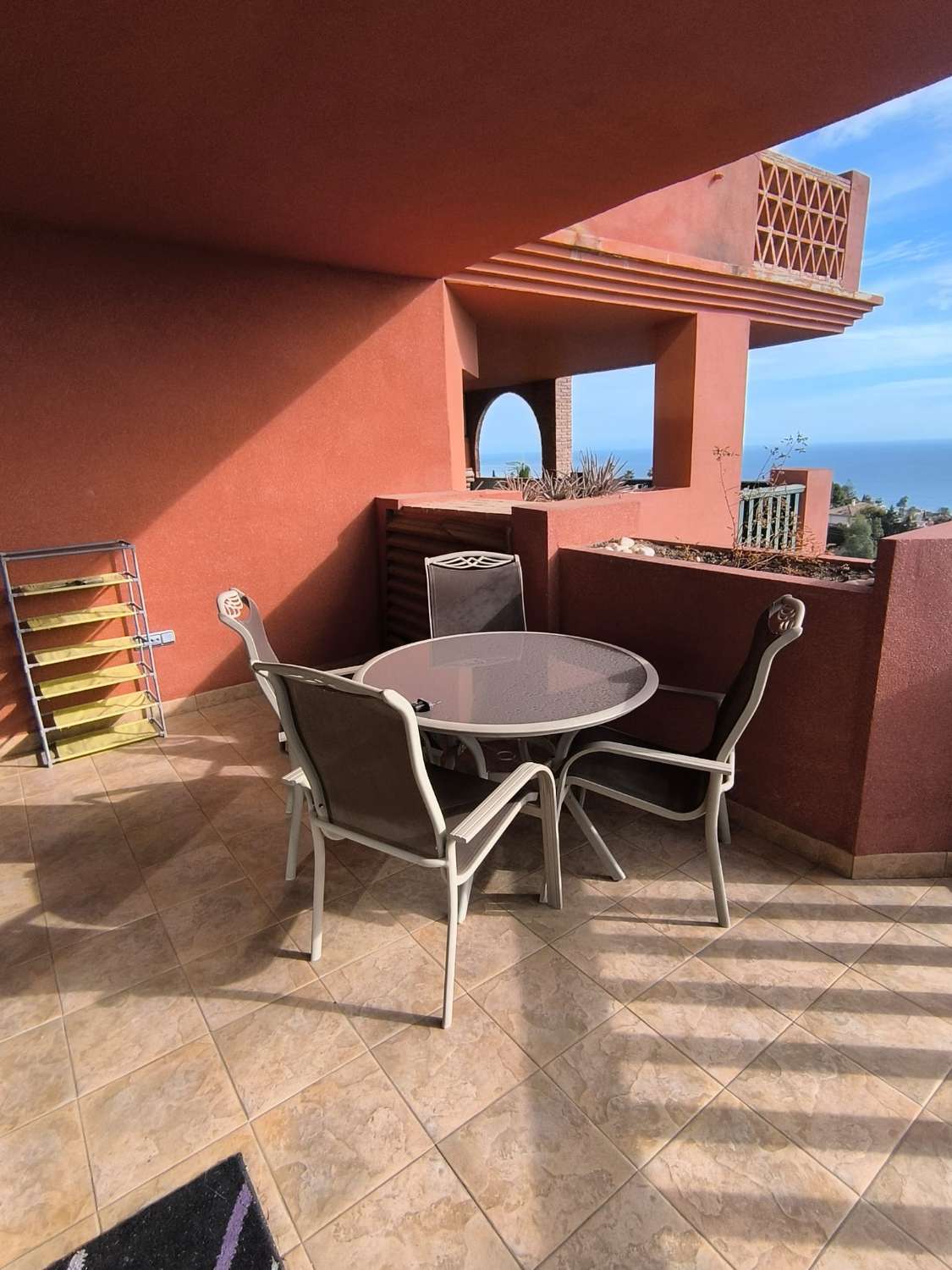 LANGSIKTIG TIL LEIE FRA NÅ AV VAKKER LEILIGHET MED HAVUTSIKT I ALTOS DEL HIGUERON