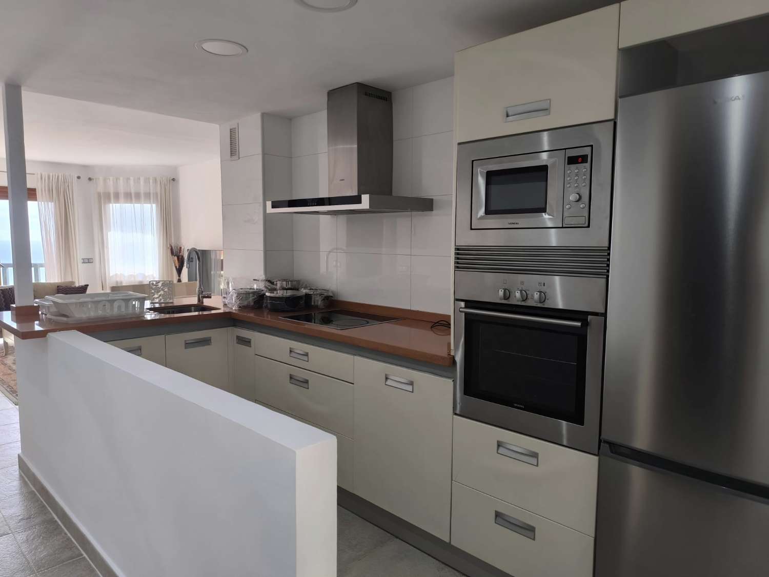 LANGSIKTIG TIL LEIE FRA NÅ AV VAKKER LEILIGHET MED HAVUTSIKT I ALTOS DEL HIGUERON