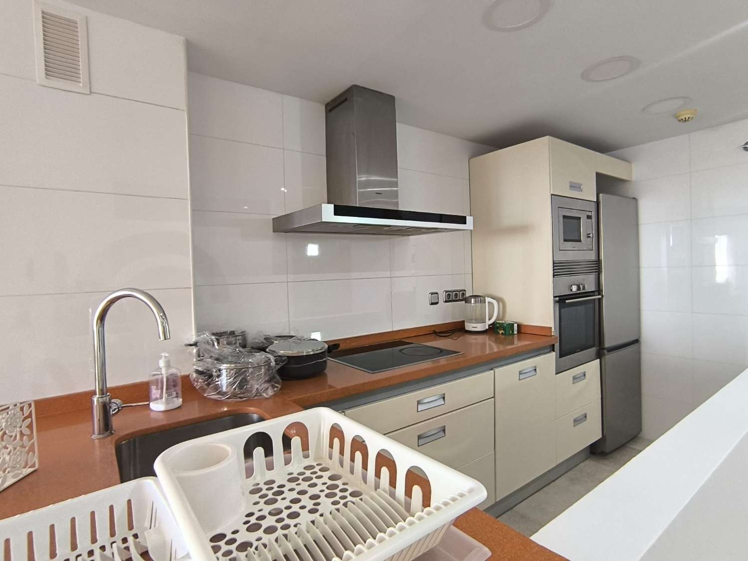 LANGSIKTIG TIL LEIE FRA NÅ AV VAKKER LEILIGHET MED HAVUTSIKT I ALTOS DEL HIGUERON