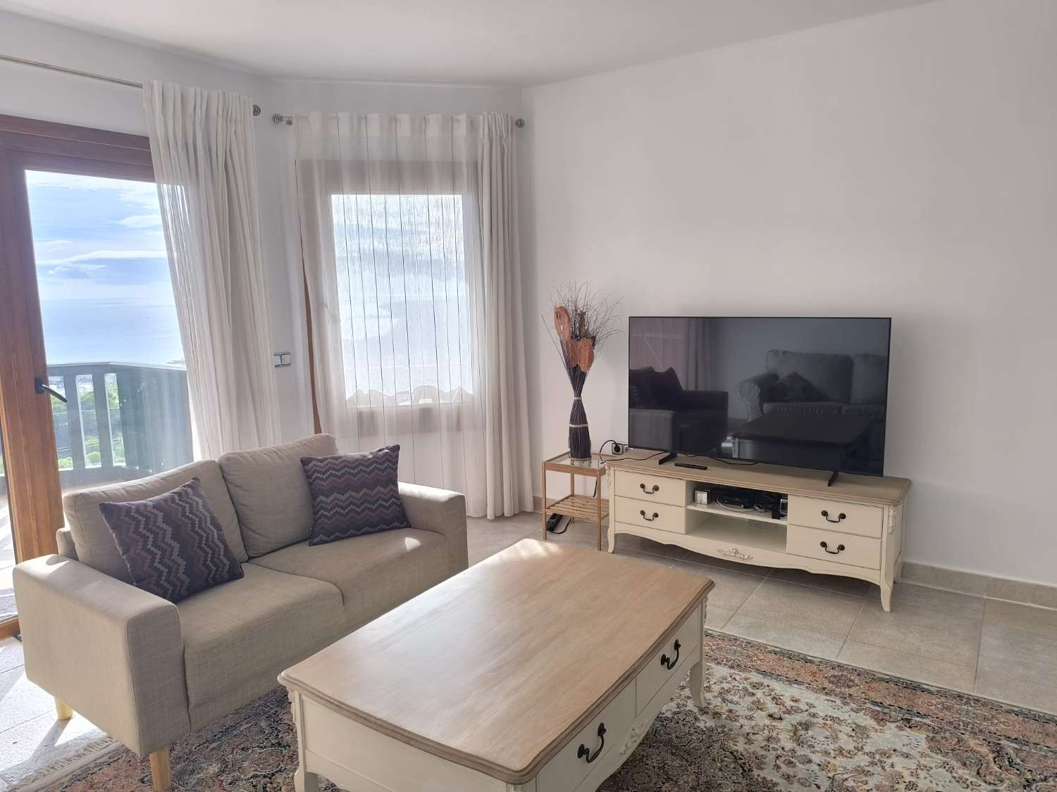 LANGSIKTIG TIL LEIE FRA NÅ AV VAKKER LEILIGHET MED HAVUTSIKT I ALTOS DEL HIGUERON