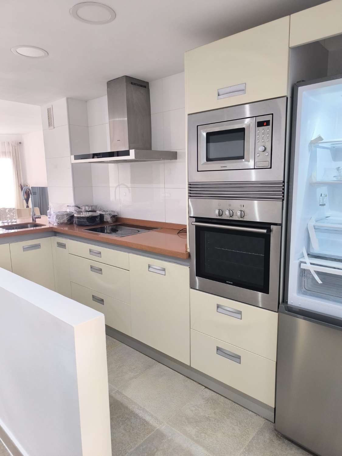 LANGSIKTIG TIL LEIE FRA NÅ AV VAKKER LEILIGHET MED HAVUTSIKT I ALTOS DEL HIGUERON