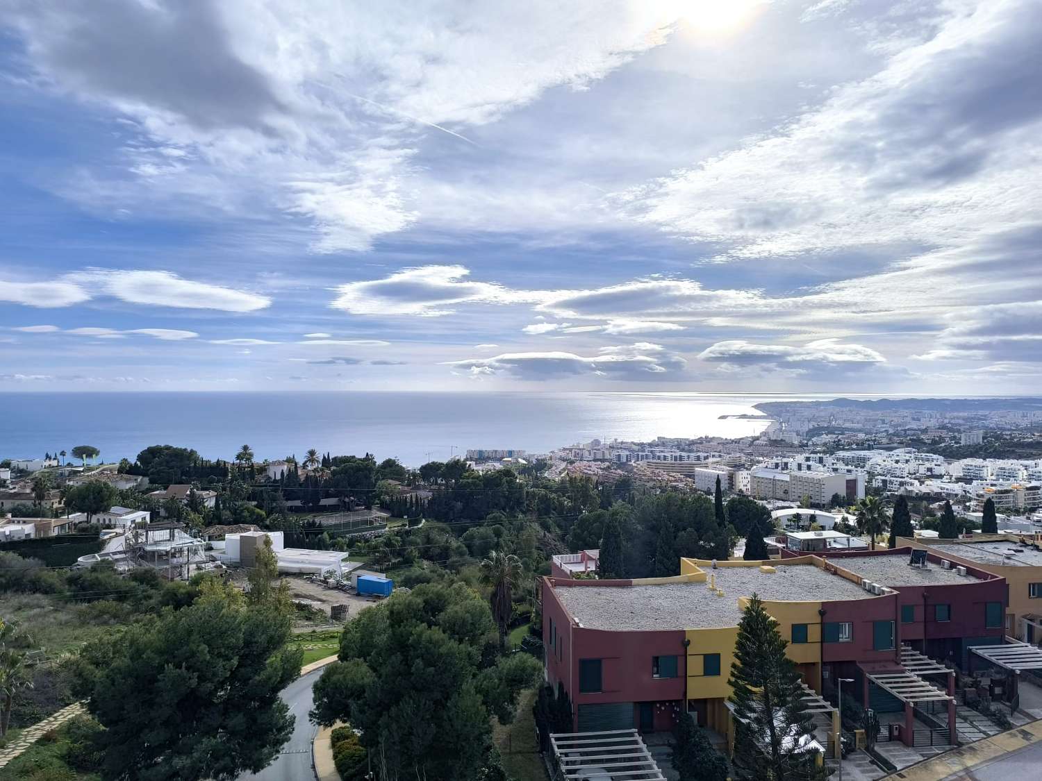 LANGSIKTIG TIL LEIE FRA NÅ AV VAKKER LEILIGHET MED HAVUTSIKT I ALTOS DEL HIGUERON