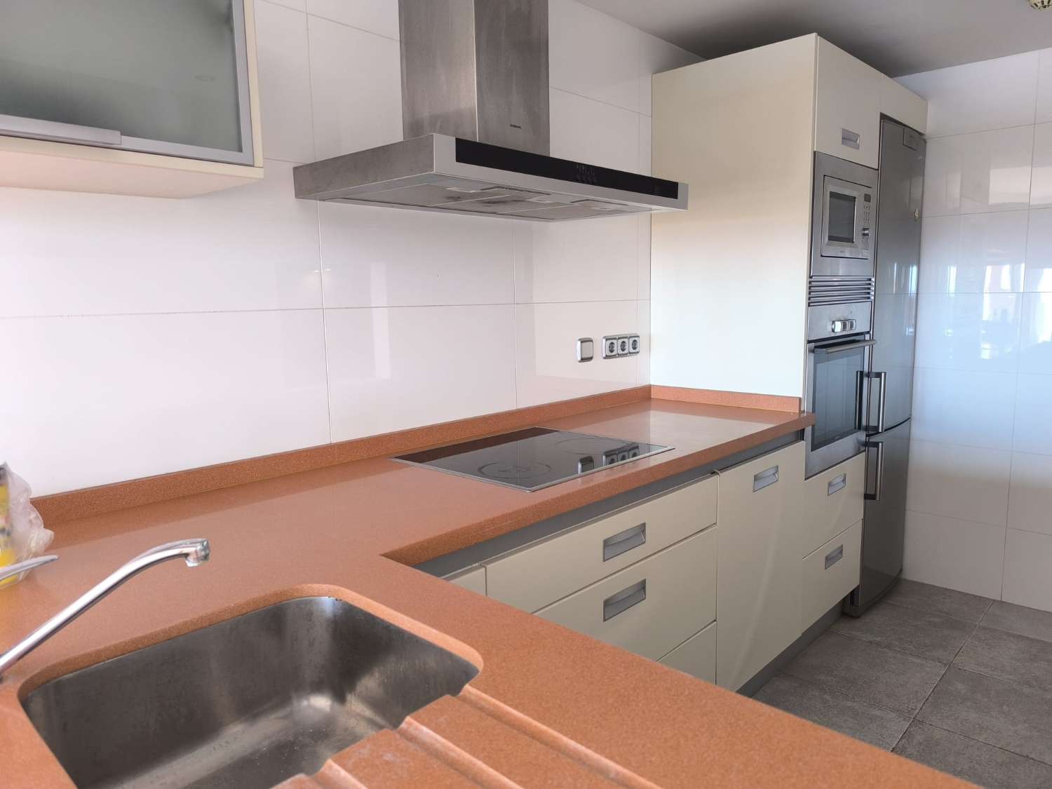 LANGSIKTIG TIL LEIE FRA NÅ AV VAKKER LEILIGHET MED HAVUTSIKT I ALTOS DEL HIGUERON