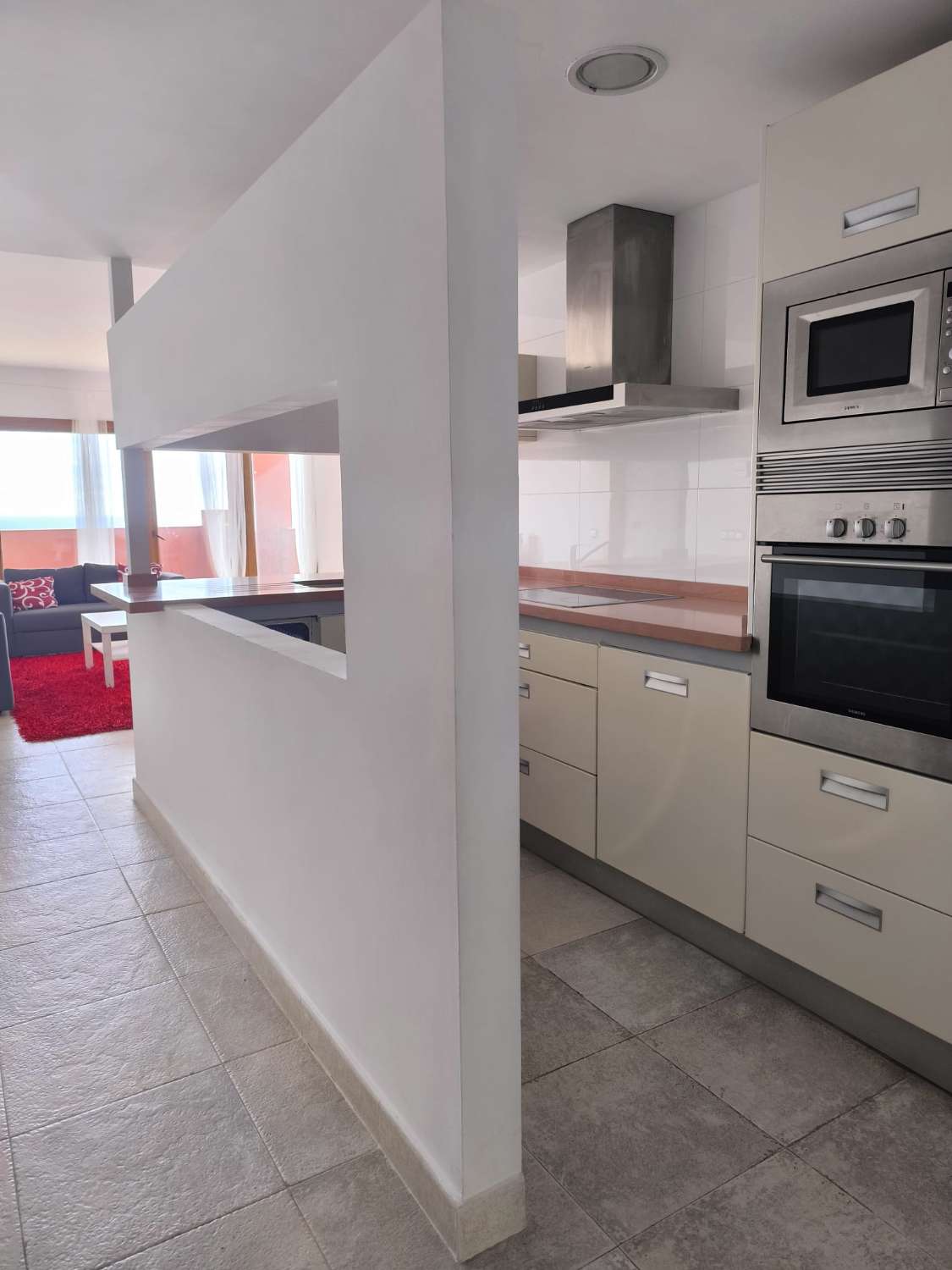 LANGSIKTIG TIL LEIE FRA NÅ AV VAKKER LEILIGHET MED HAVUTSIKT I ALTOS DEL HIGUERON